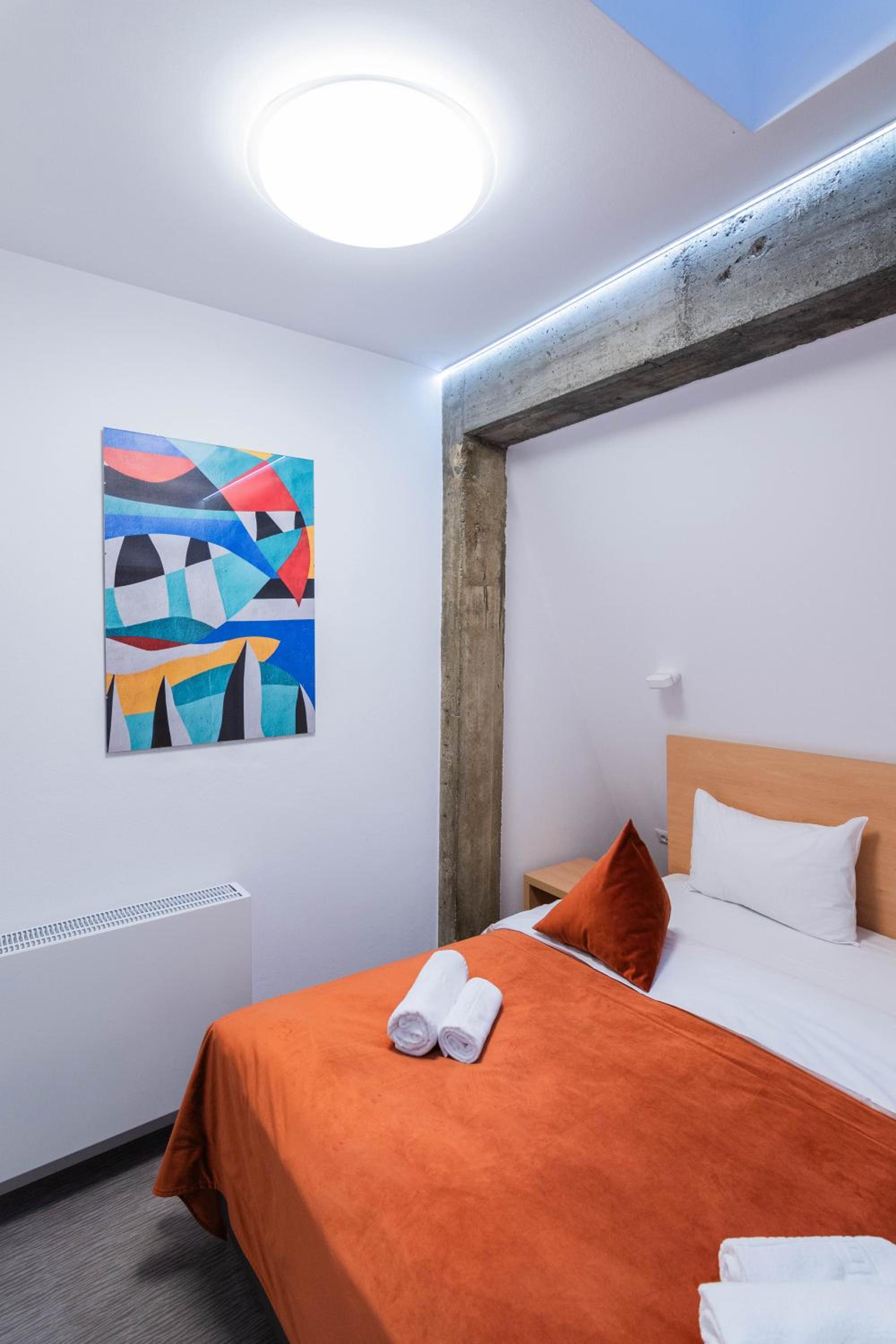 Apartment with Mountain View