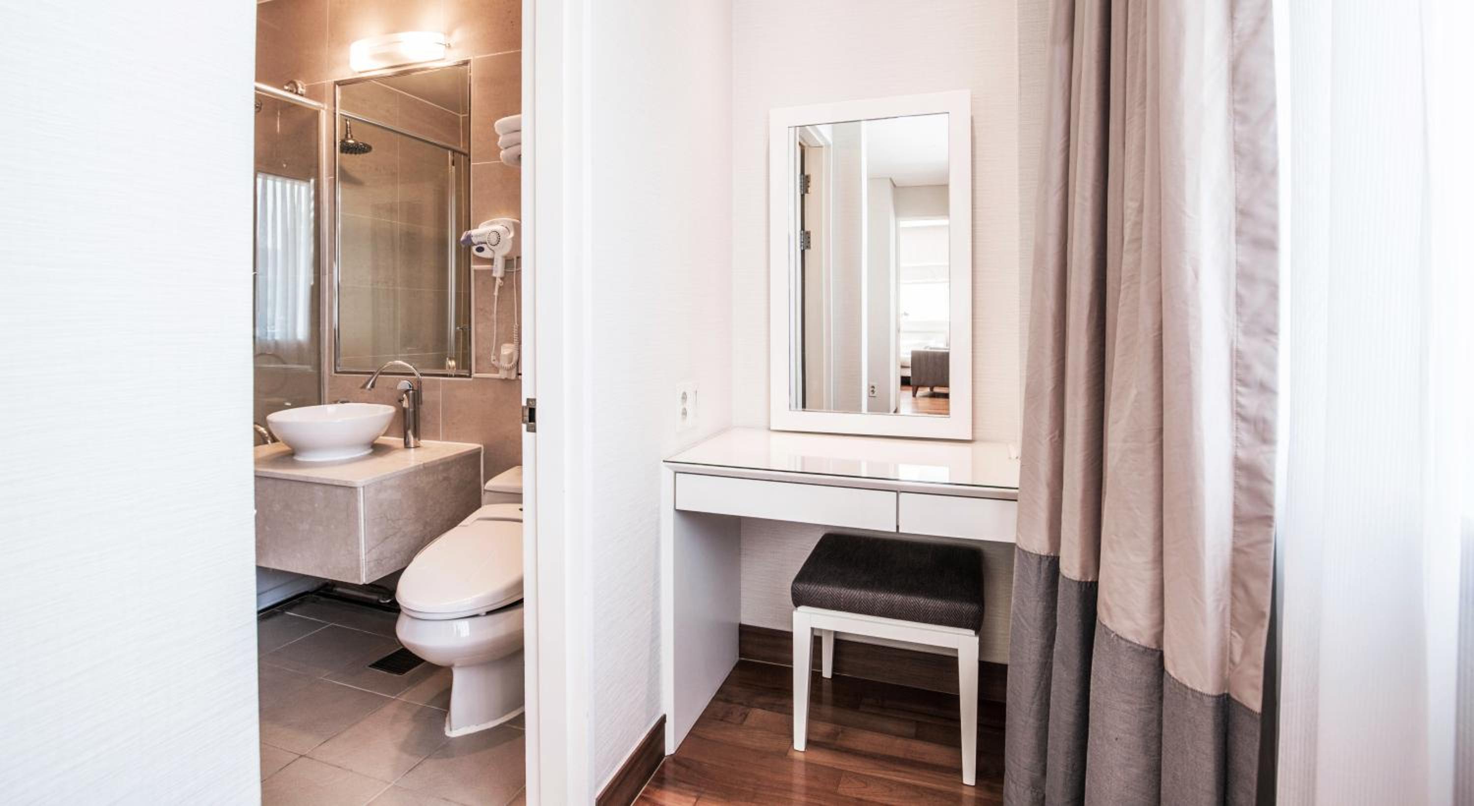 Suite with Mountain View