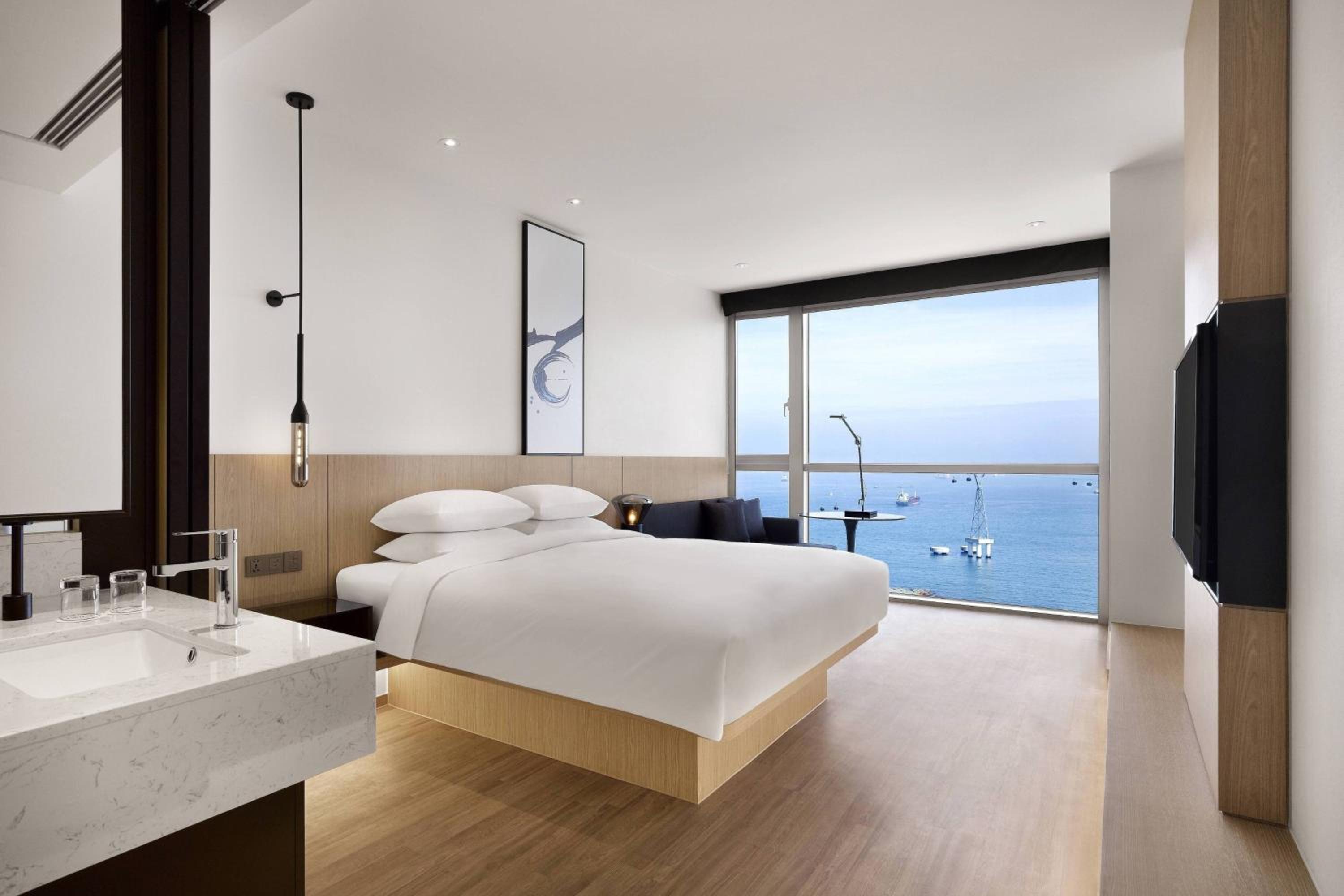 Deluxe Guest Room - High Floor, 1 King Bed, Sea view