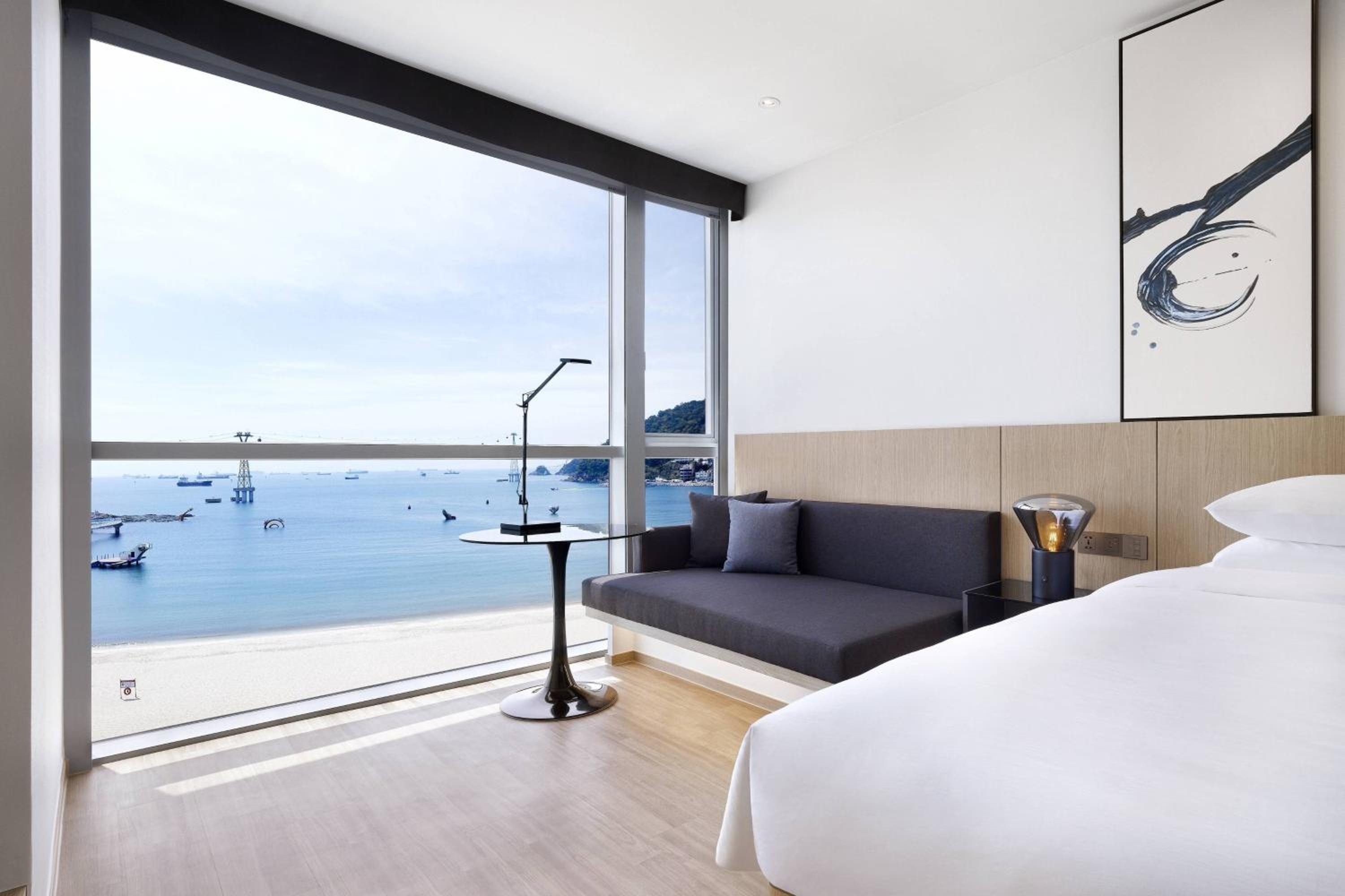 Standard Room - Guest room, 1 King, Sea view