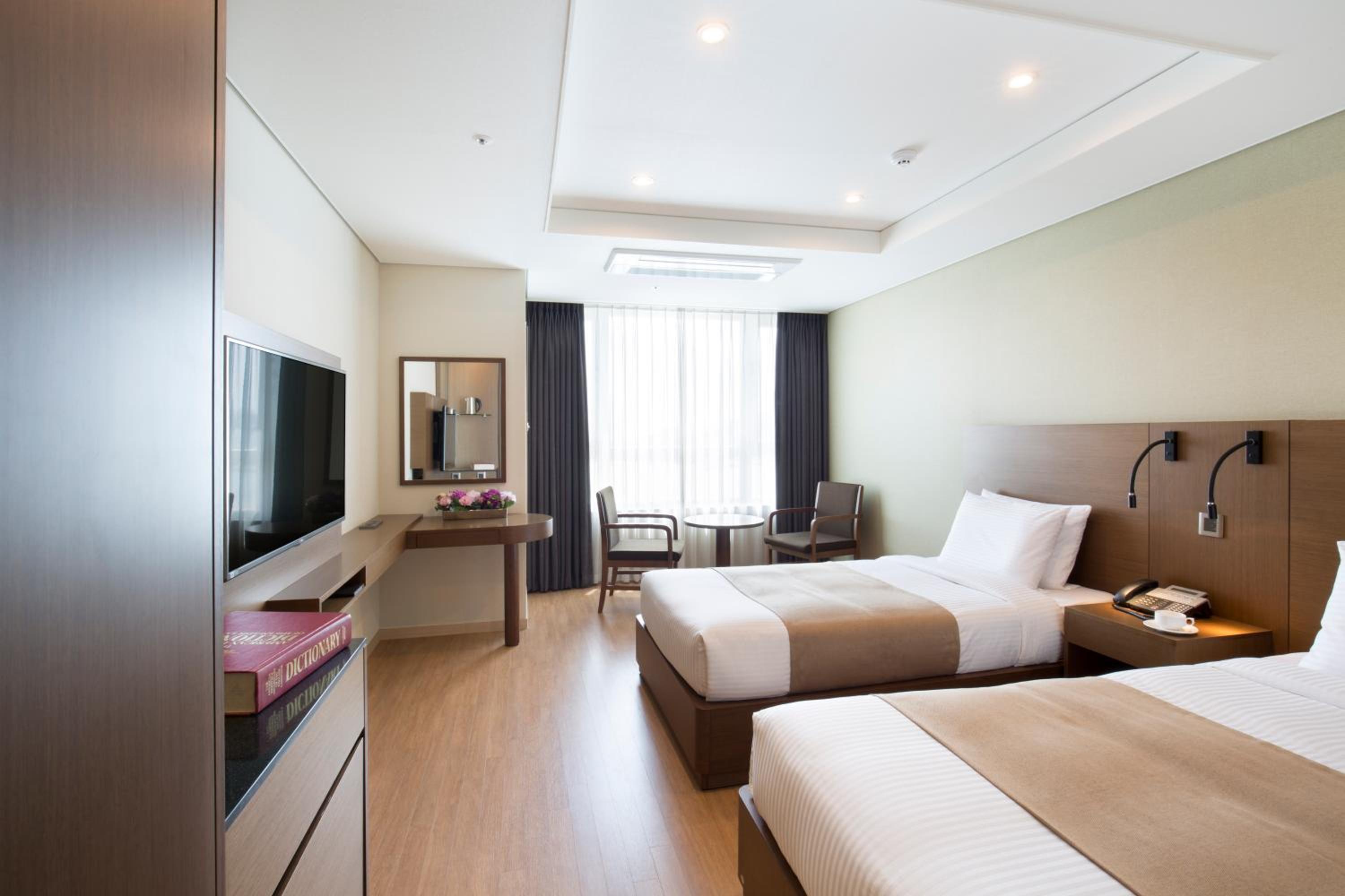 Executive Twin Room With Harbor View - [Luxury Ef Lounge Pkg] Breakfast For 2 + 2 Beverage Ticket + Lounge Available 