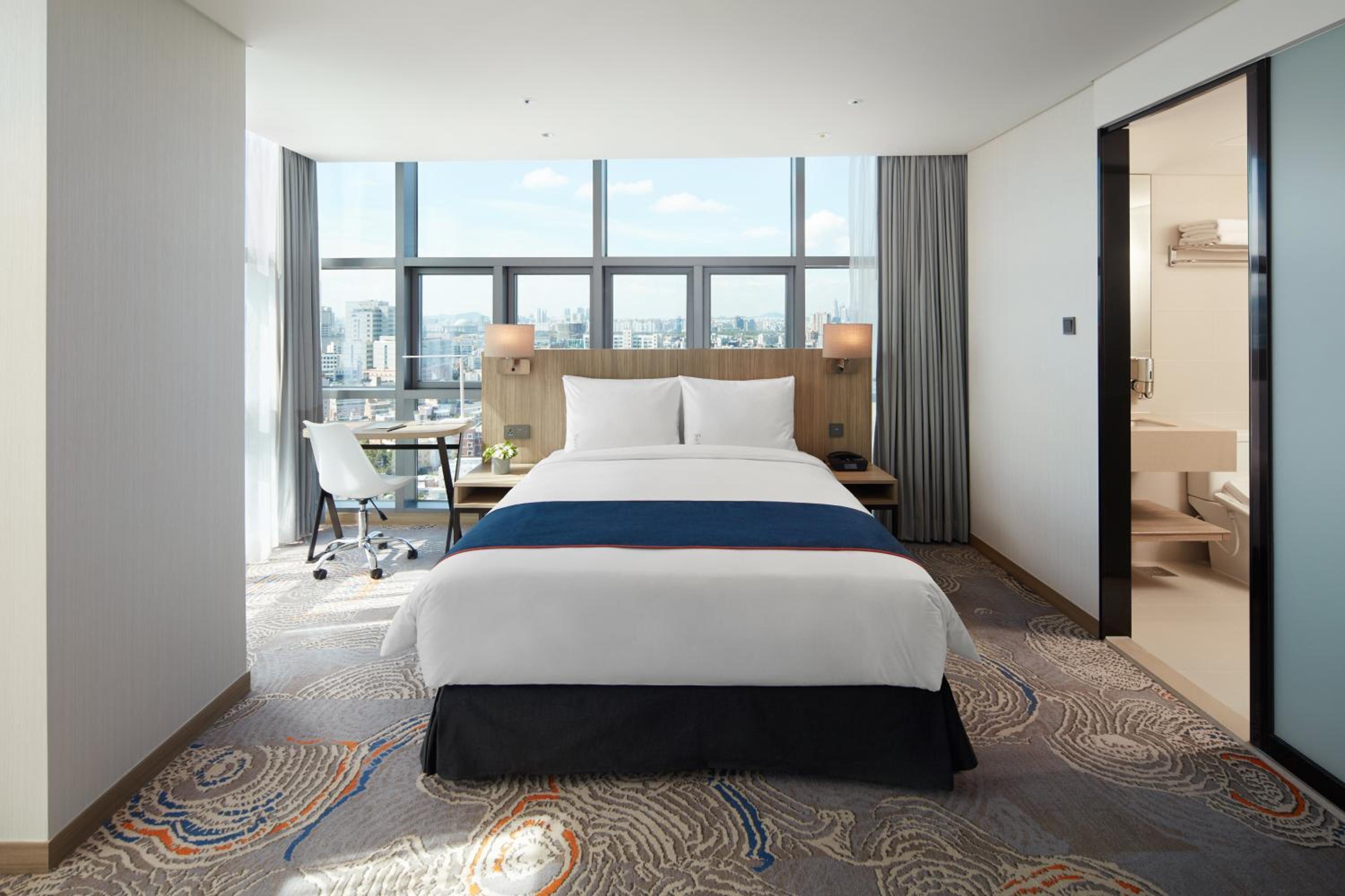 Standard Queen Room with City View - Free Breakfast