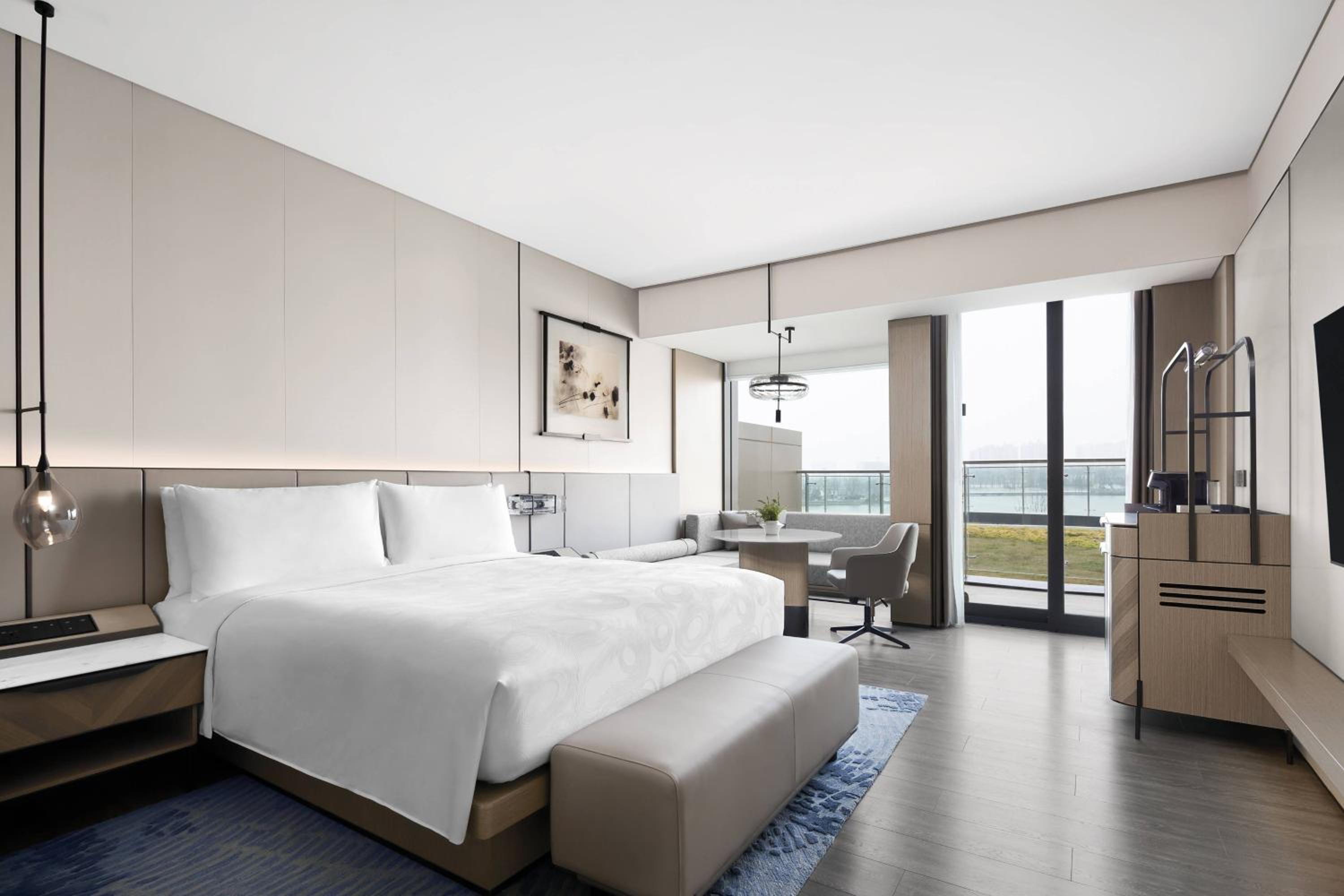Guest Room with 1 King, Garden view Balcony