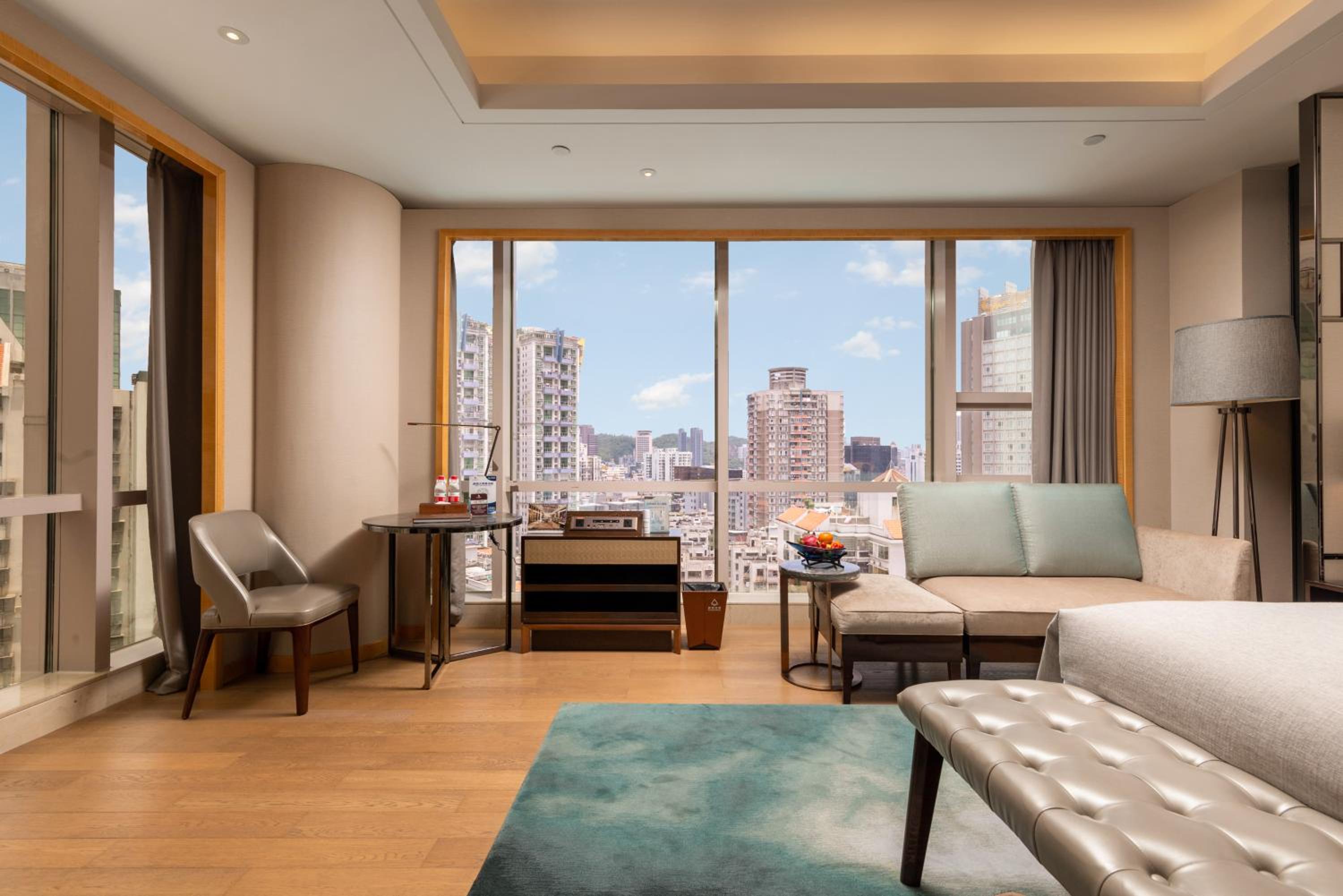 Deluxe Business King Room