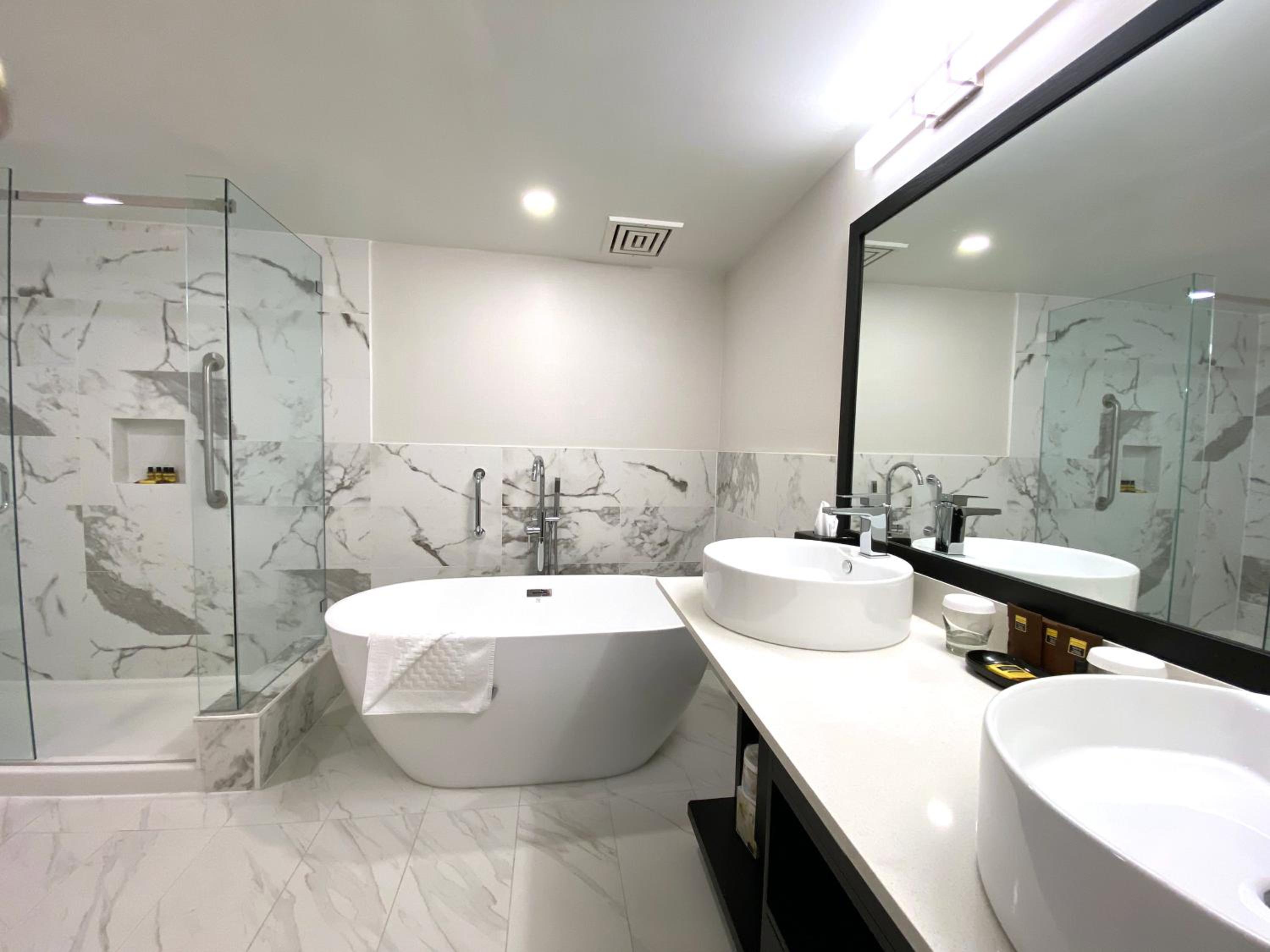 Large King Suite with Kitchenette, Electric fireplace and Balcony- Non-Smoking