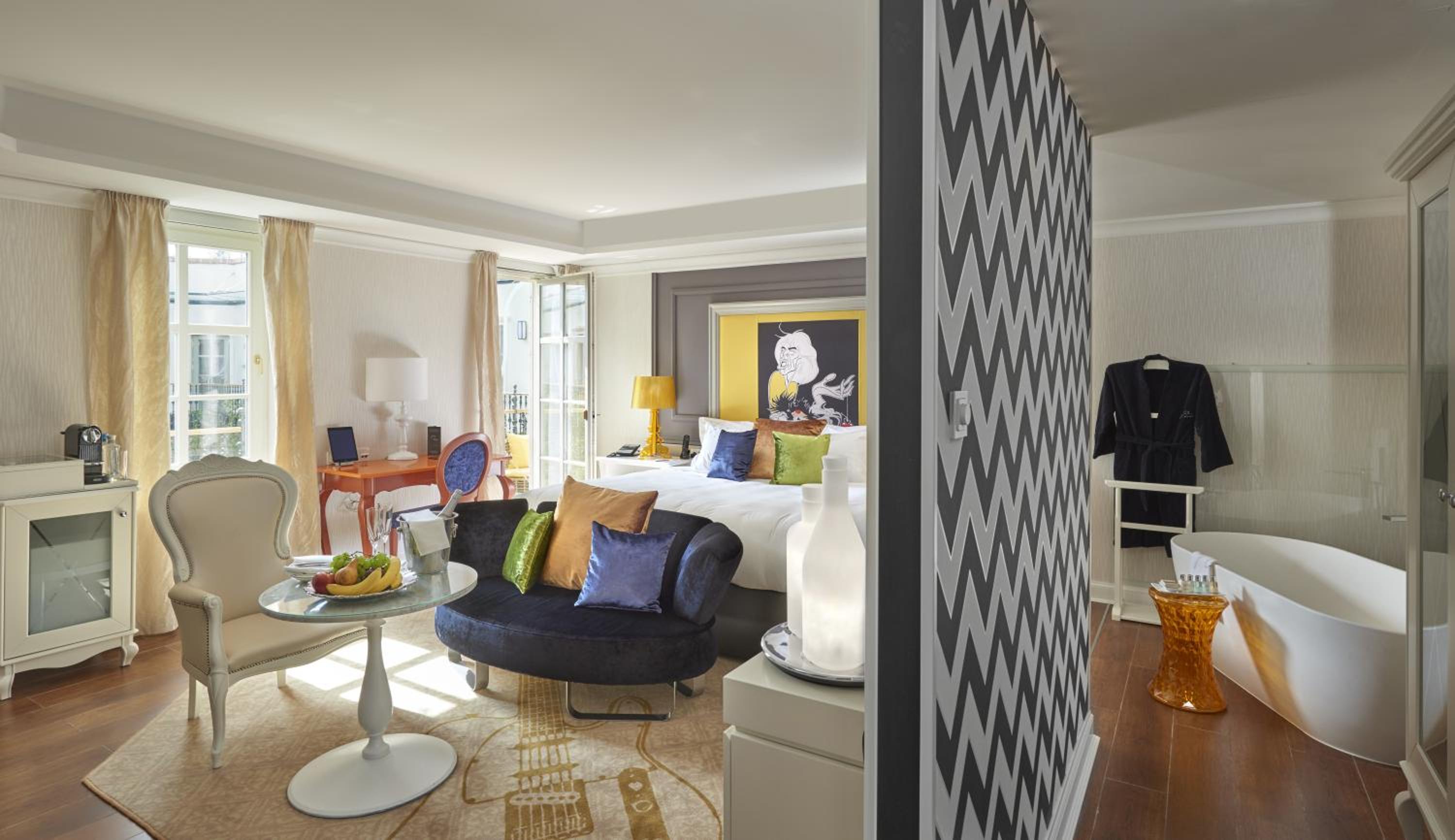 Aria Signature - Large Luxury King Room 