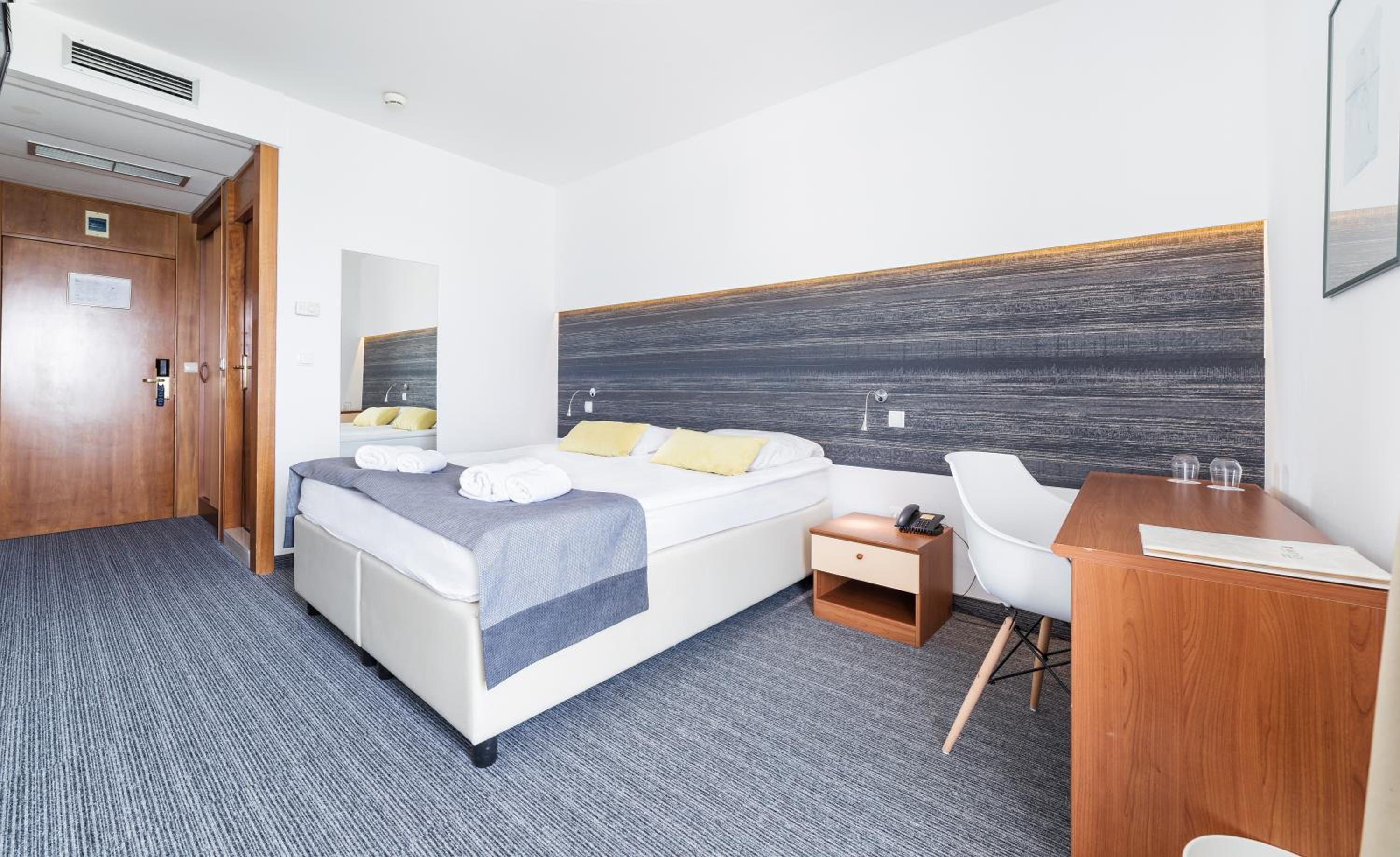 Classic Twin Room with Balcony and Sea View