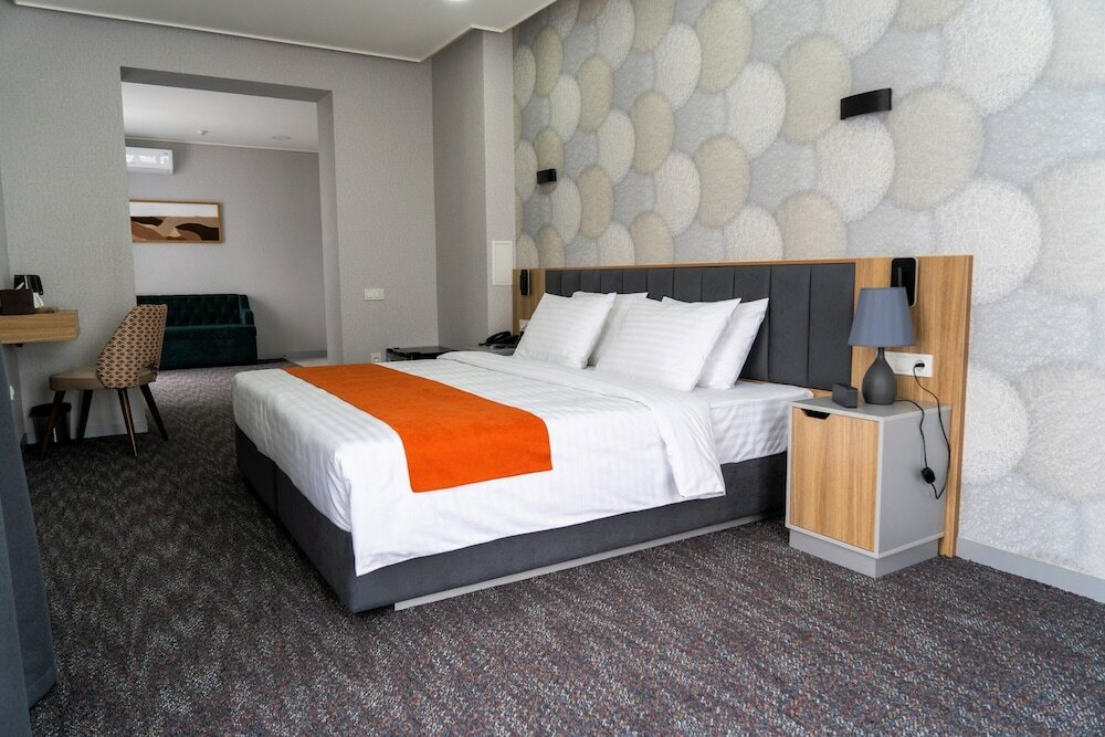 Basic Suite, 1 King Bed