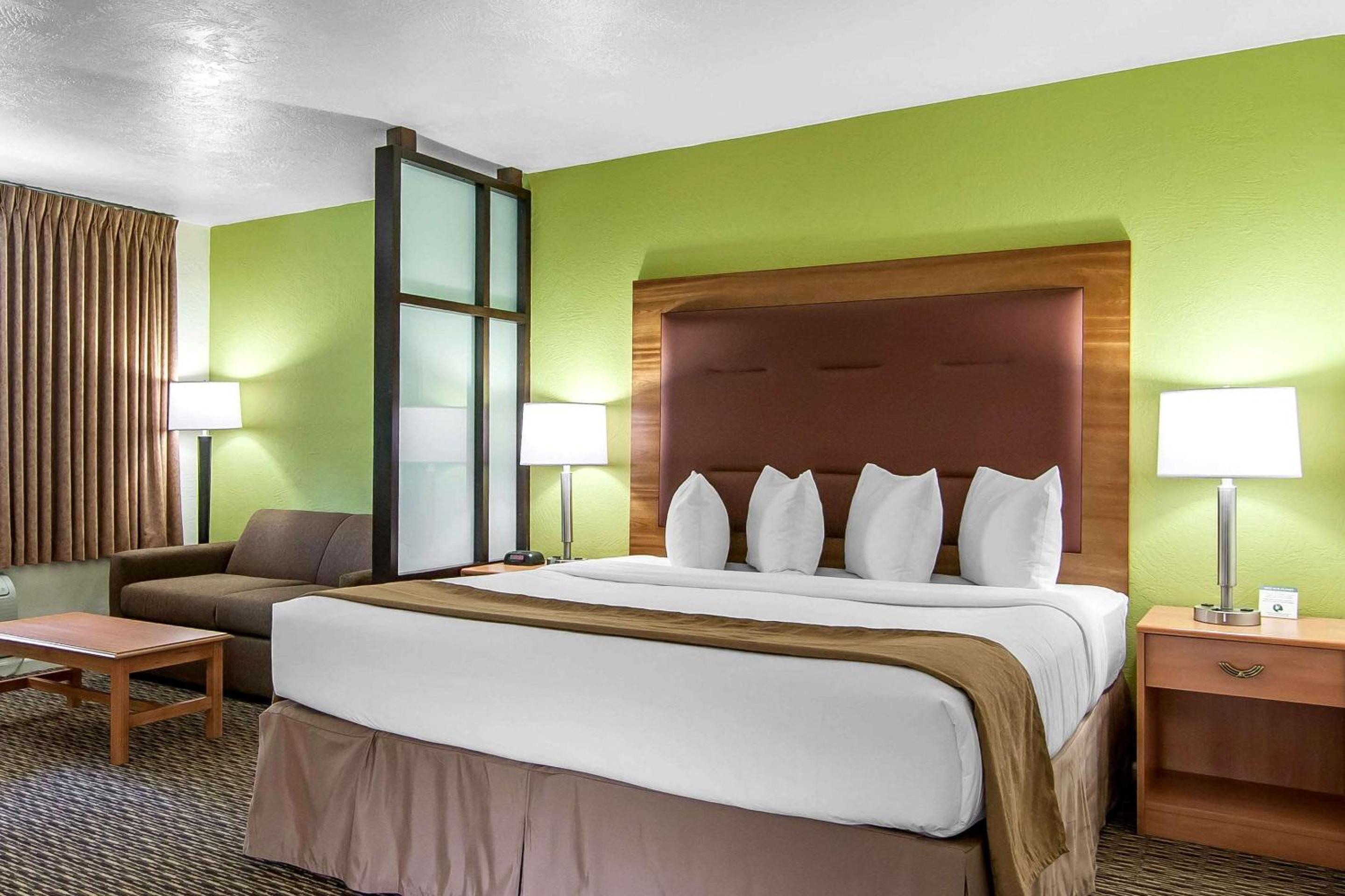 King Suite - Non-Smoking