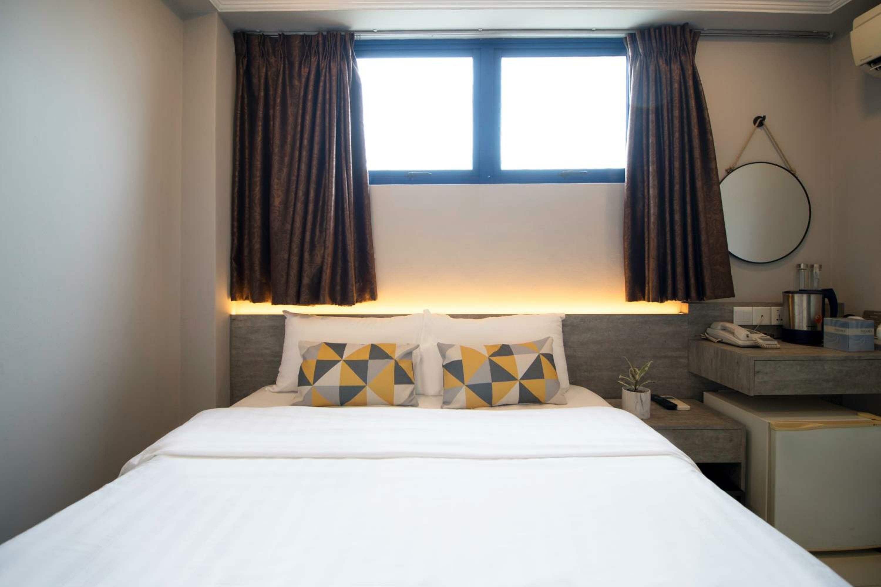 Standard Queen Room (Newly Renovated)