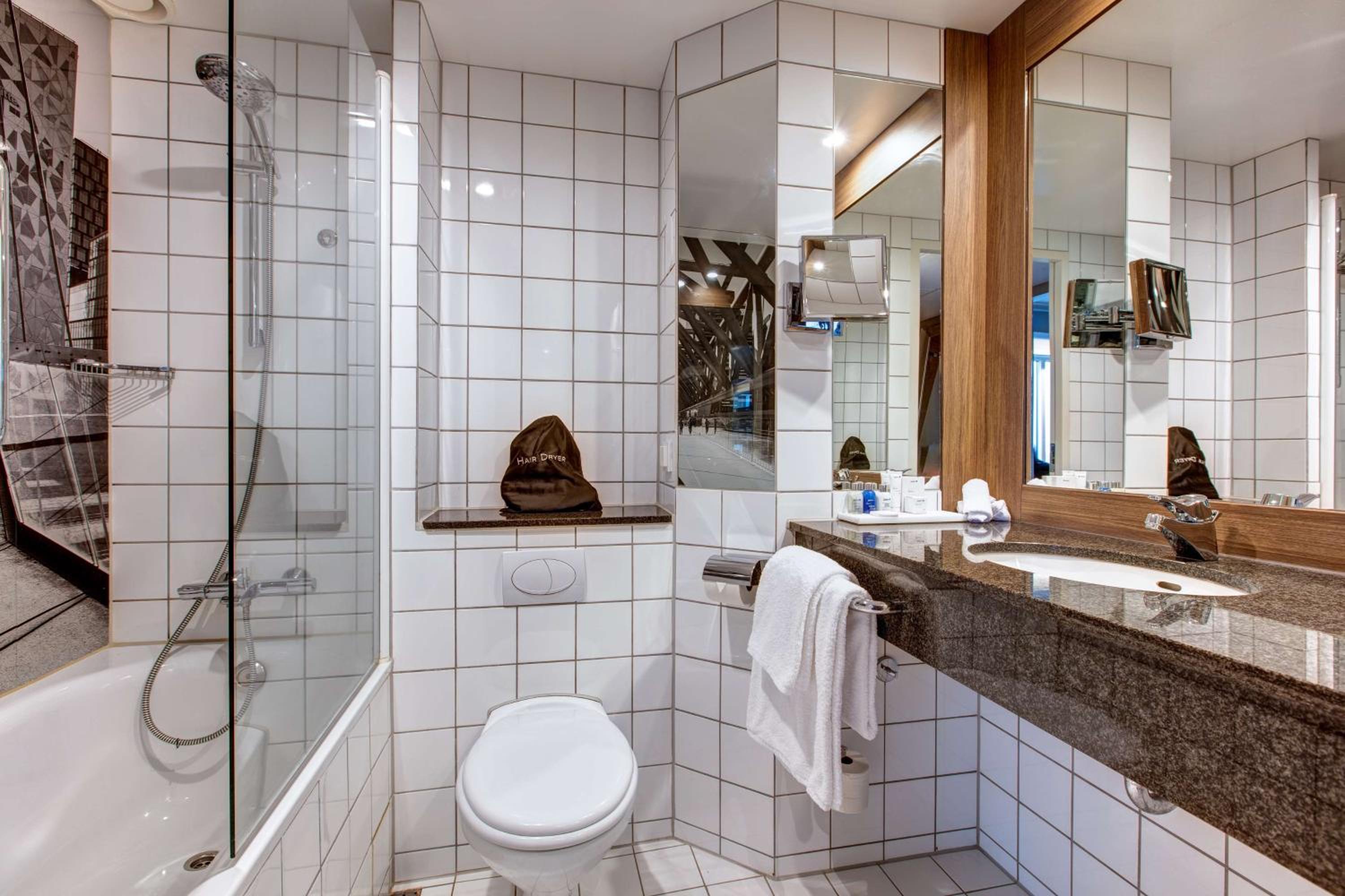 Family Room (2 Adults + 2 Children)