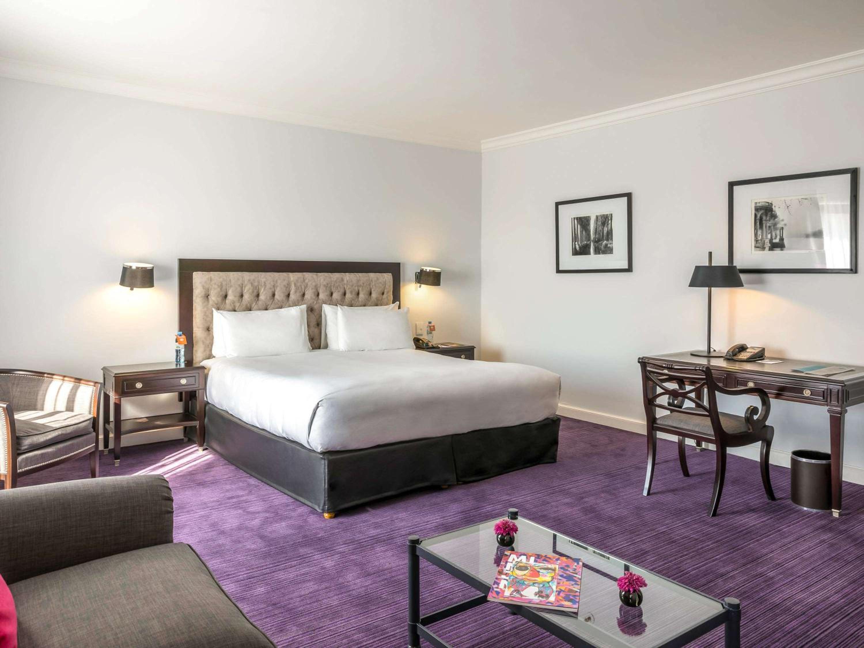 Junior Queen Suite with City View