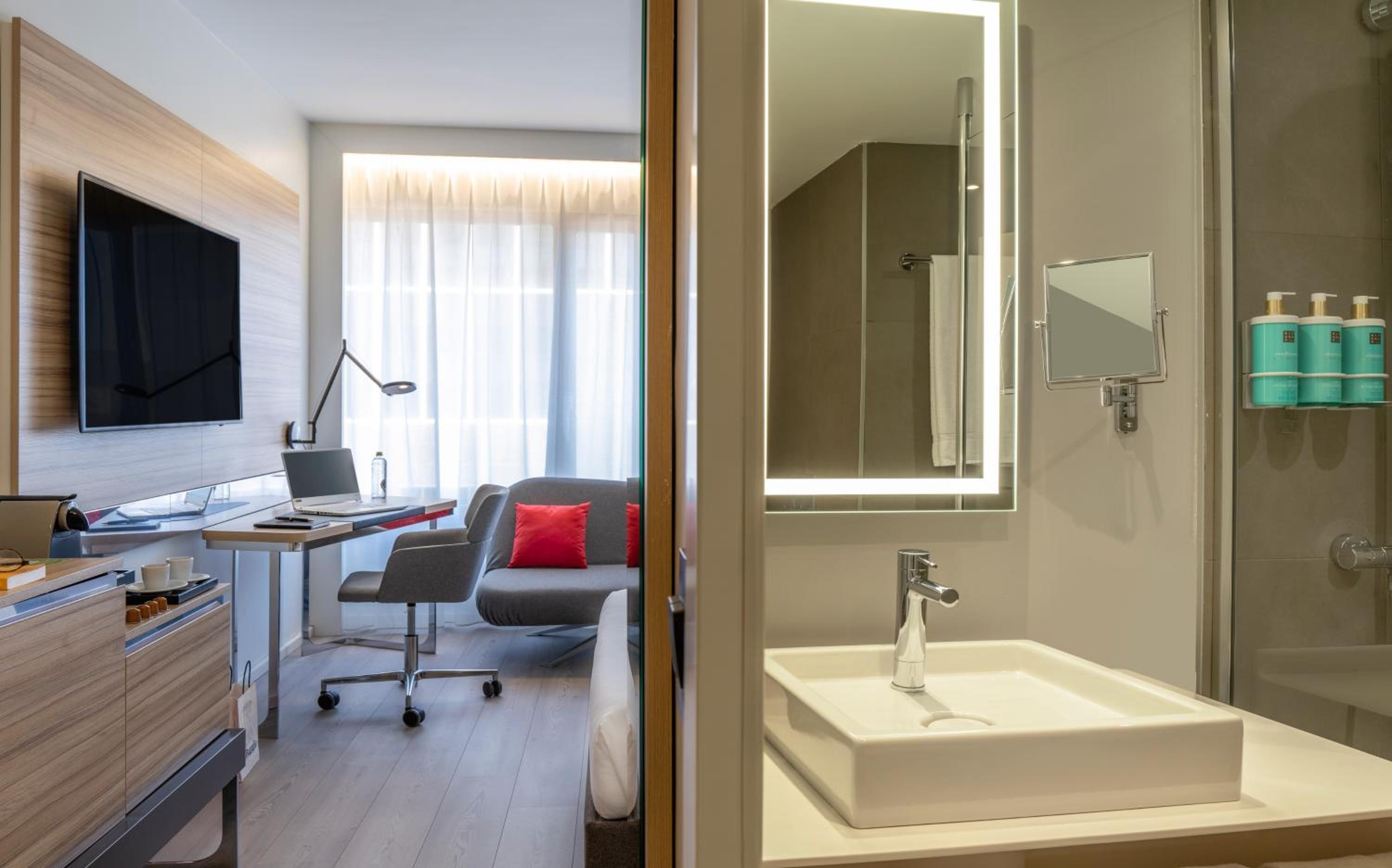 Superior Queen Room - Plaza Building