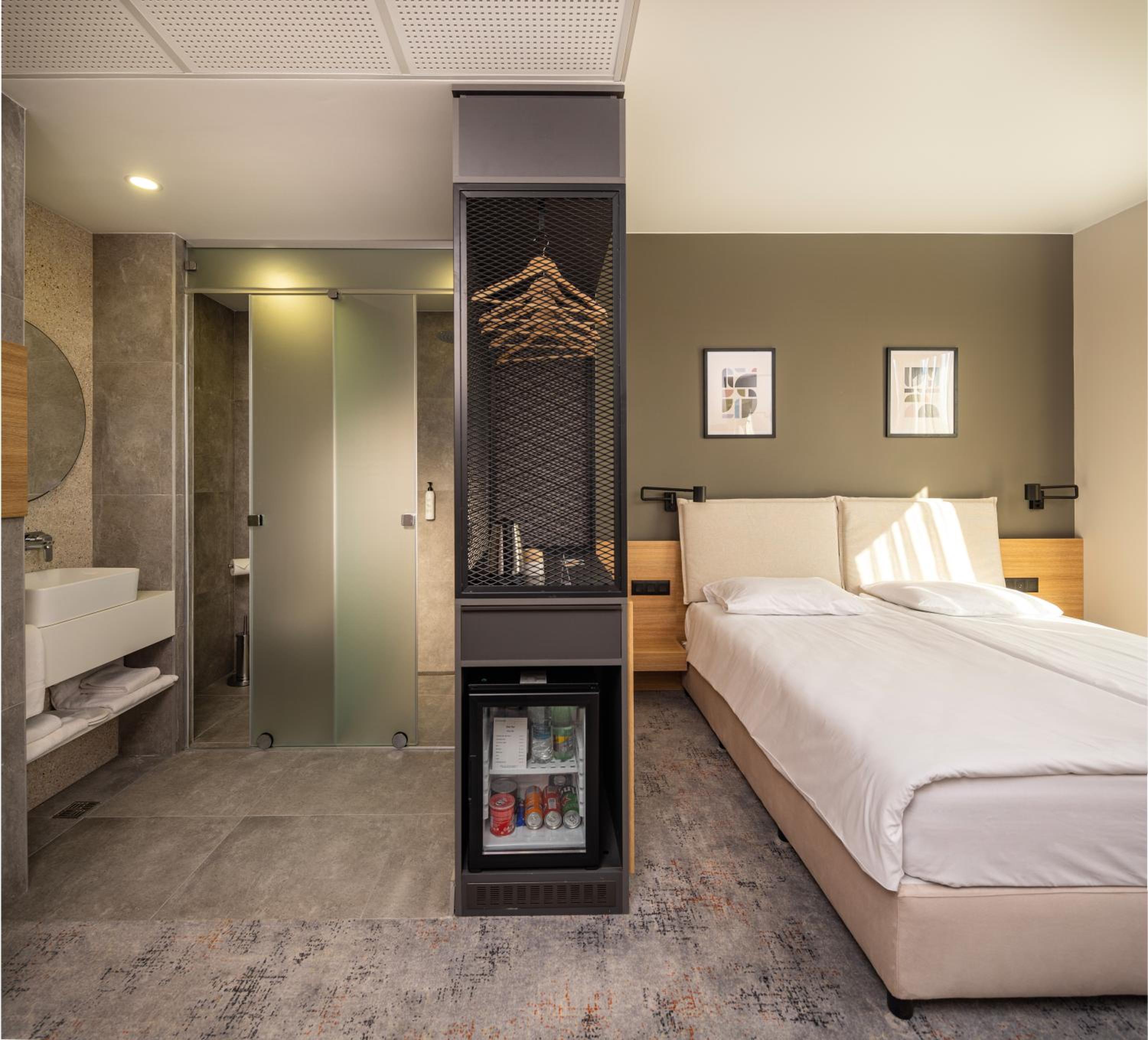 Standard Queen Room