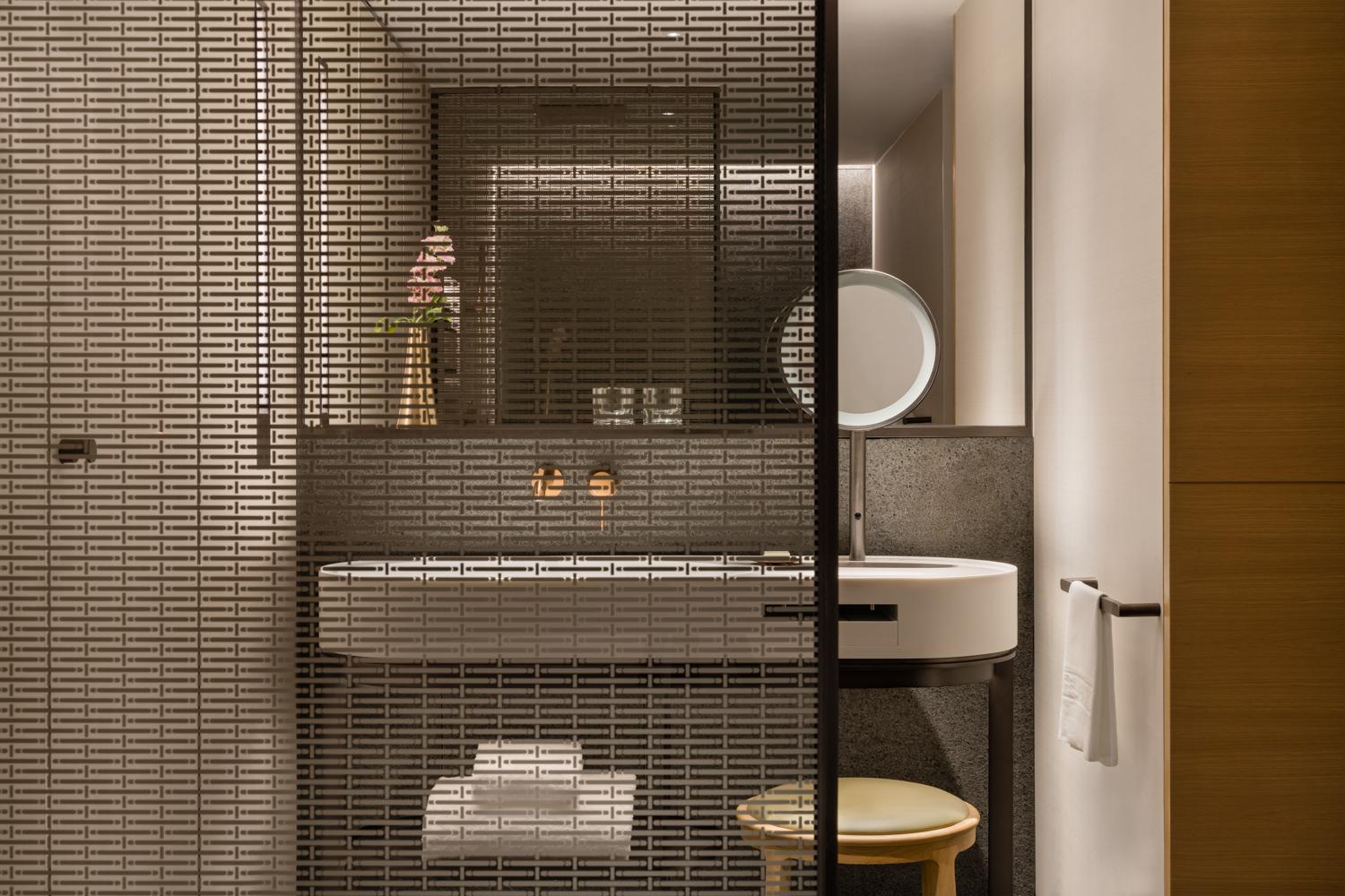 1 King Suite with Sea View - Regent Club Access