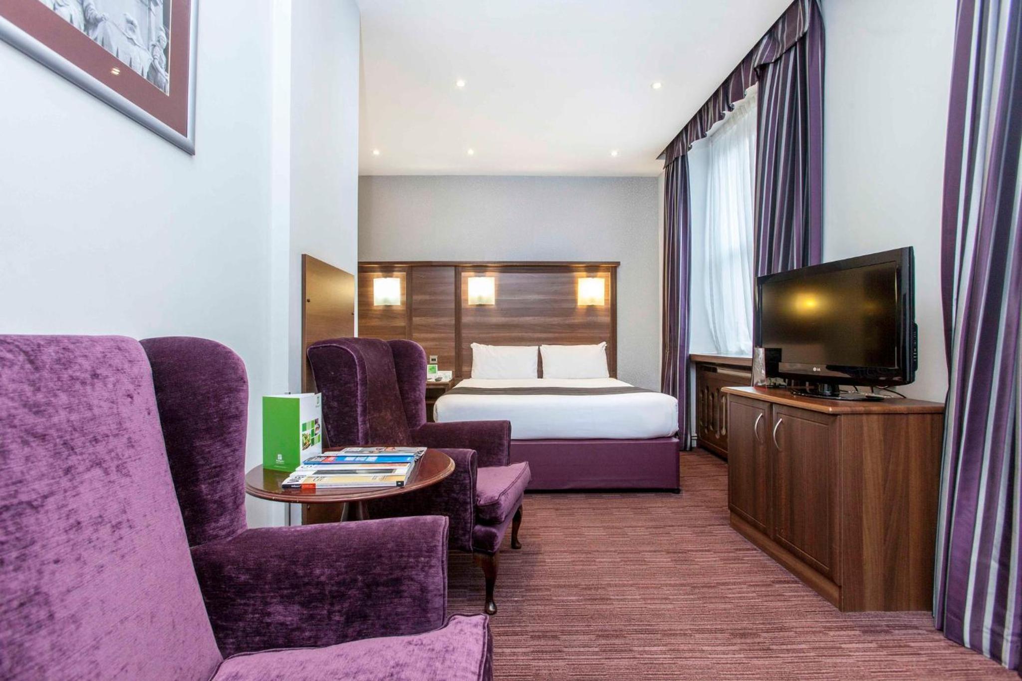 Grand Double Room with Two Double Beds and Welbeck Street View