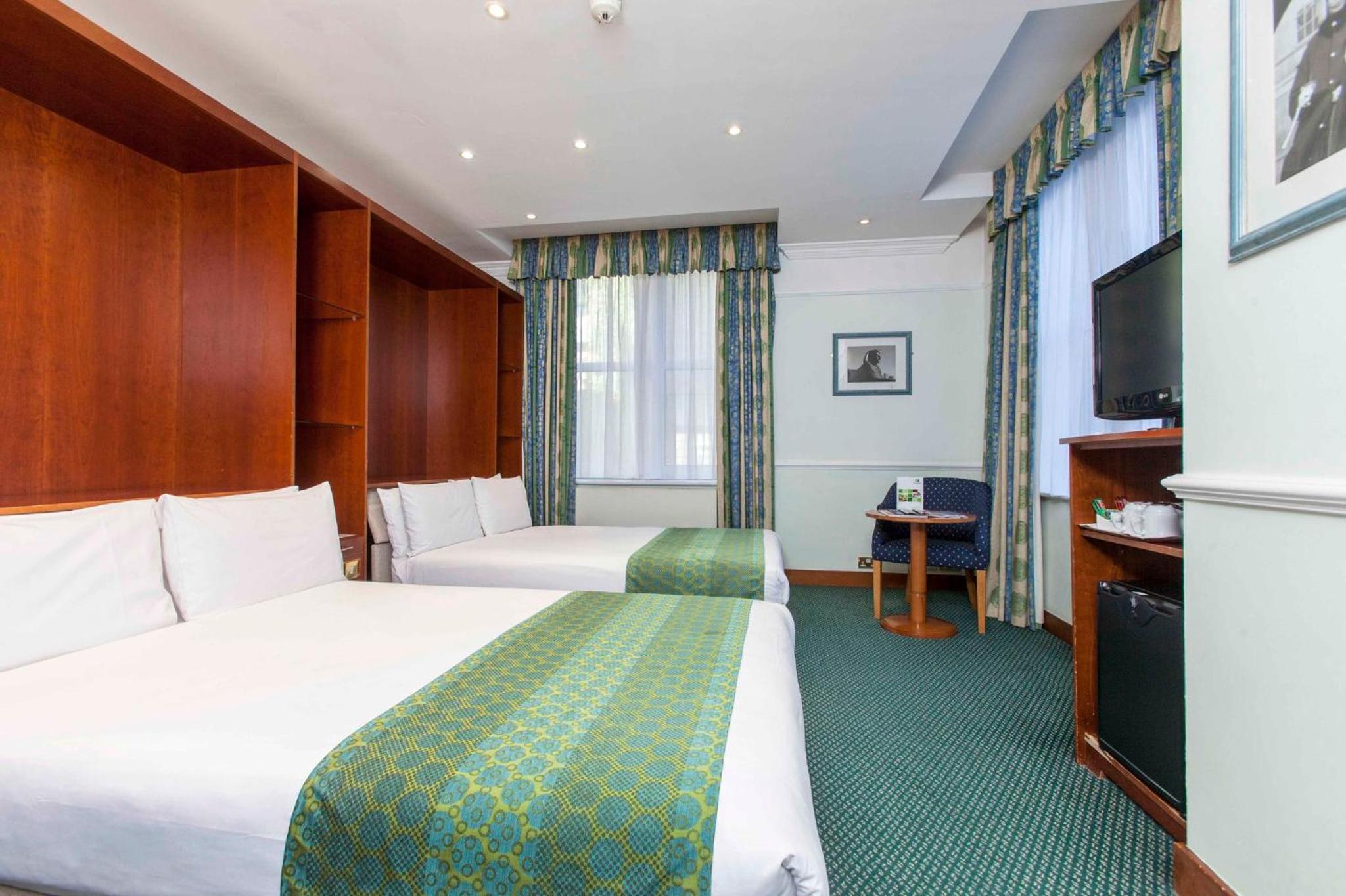 Grand Double Room with Two Double Beds and Welbeck Street View