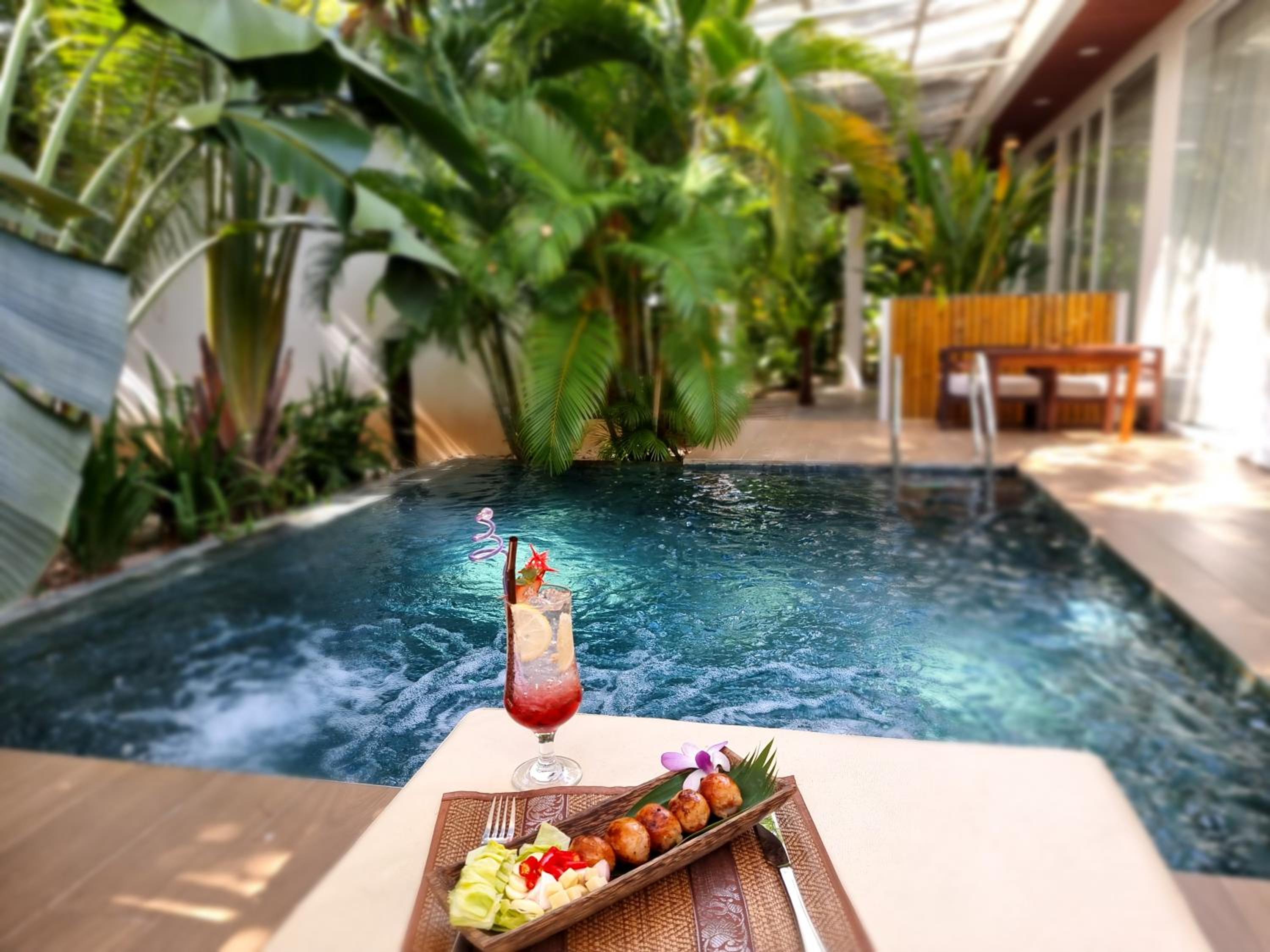 Executive Private Pool with 1 time fruit basket 