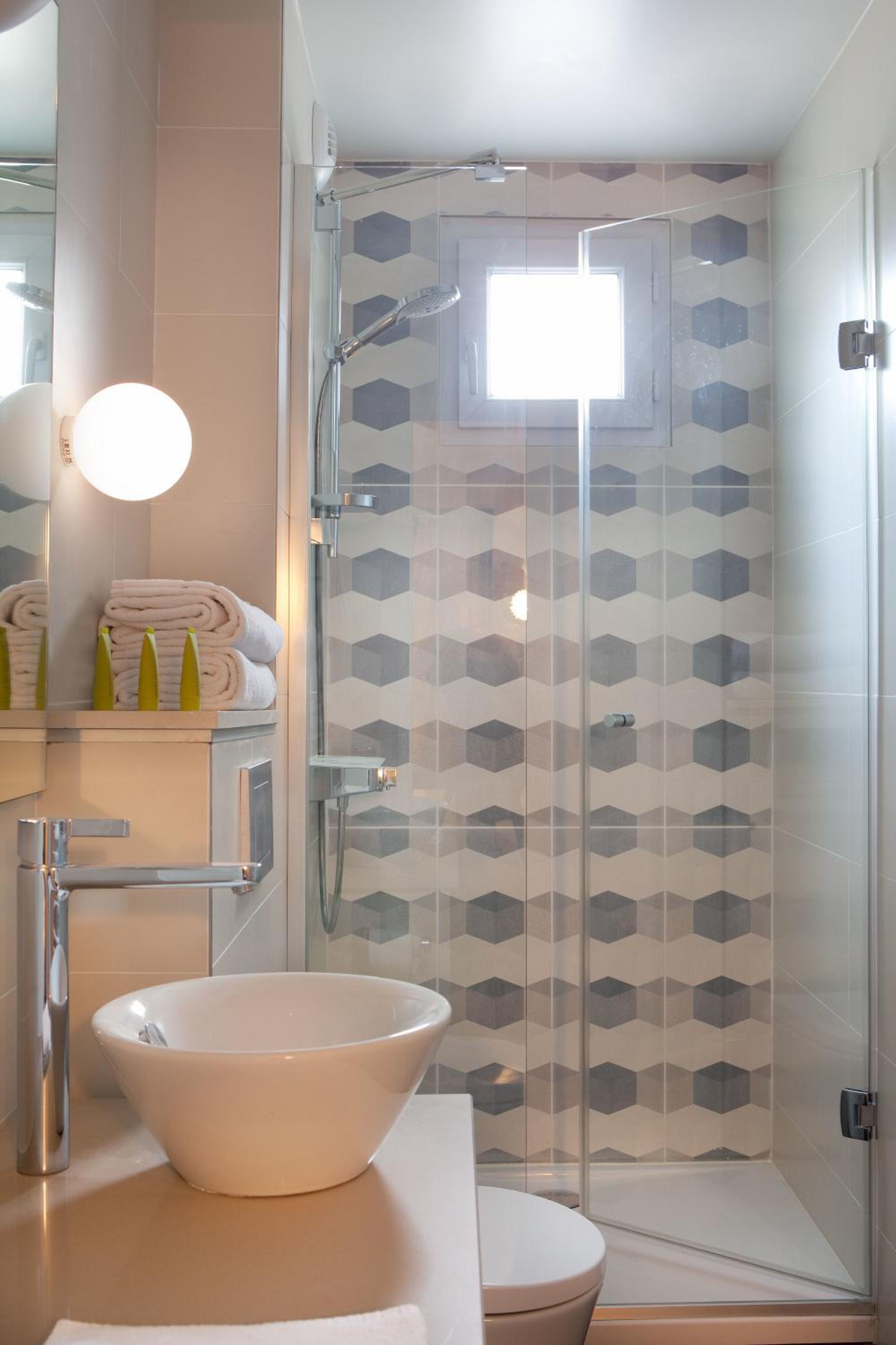 Deluxe Room - Twin and sofa bed