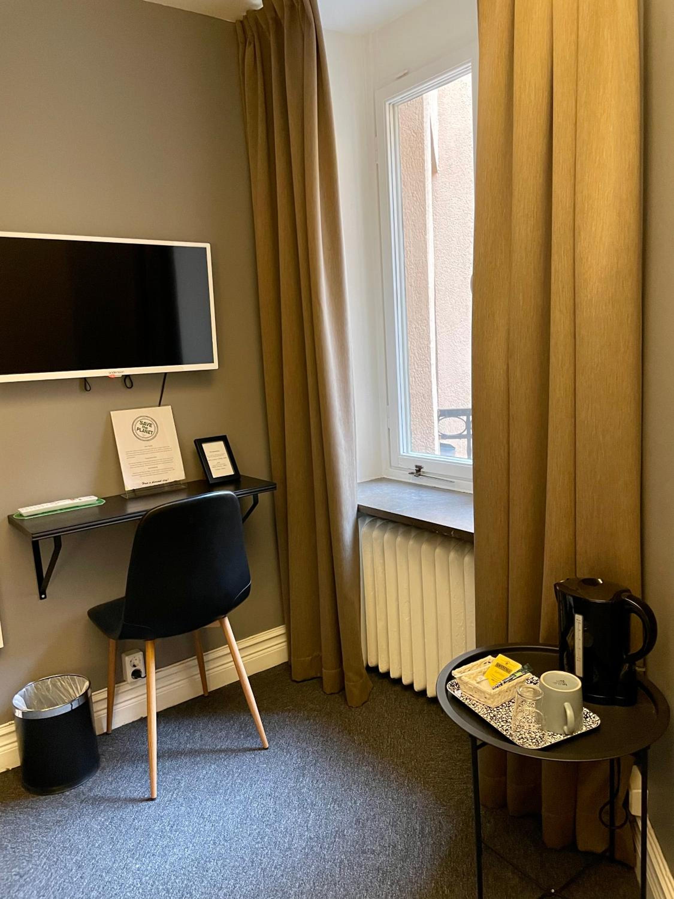 Single Room with shared bathroom in hall