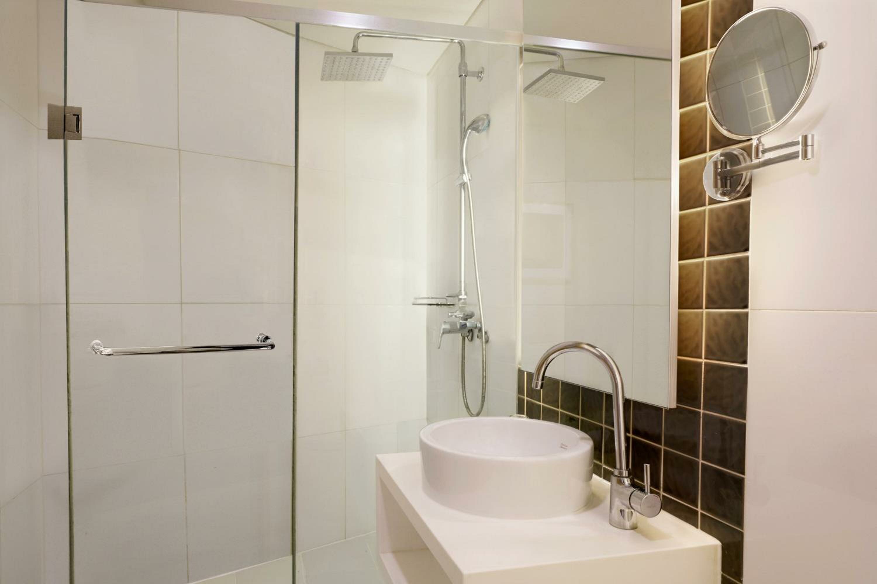 Residential, Larger Guest room, 1 King, City view