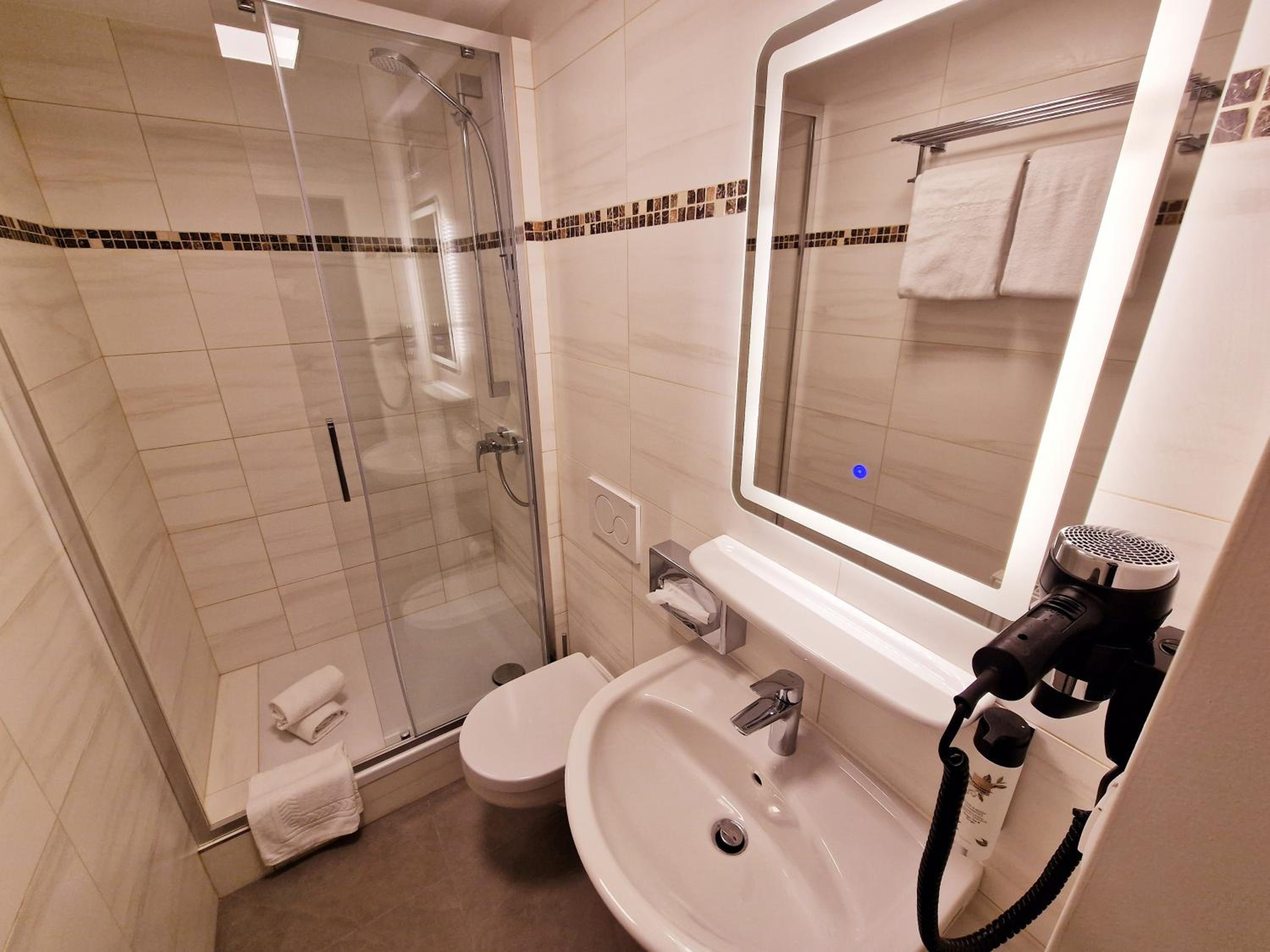 Double or Twin Room with Shower