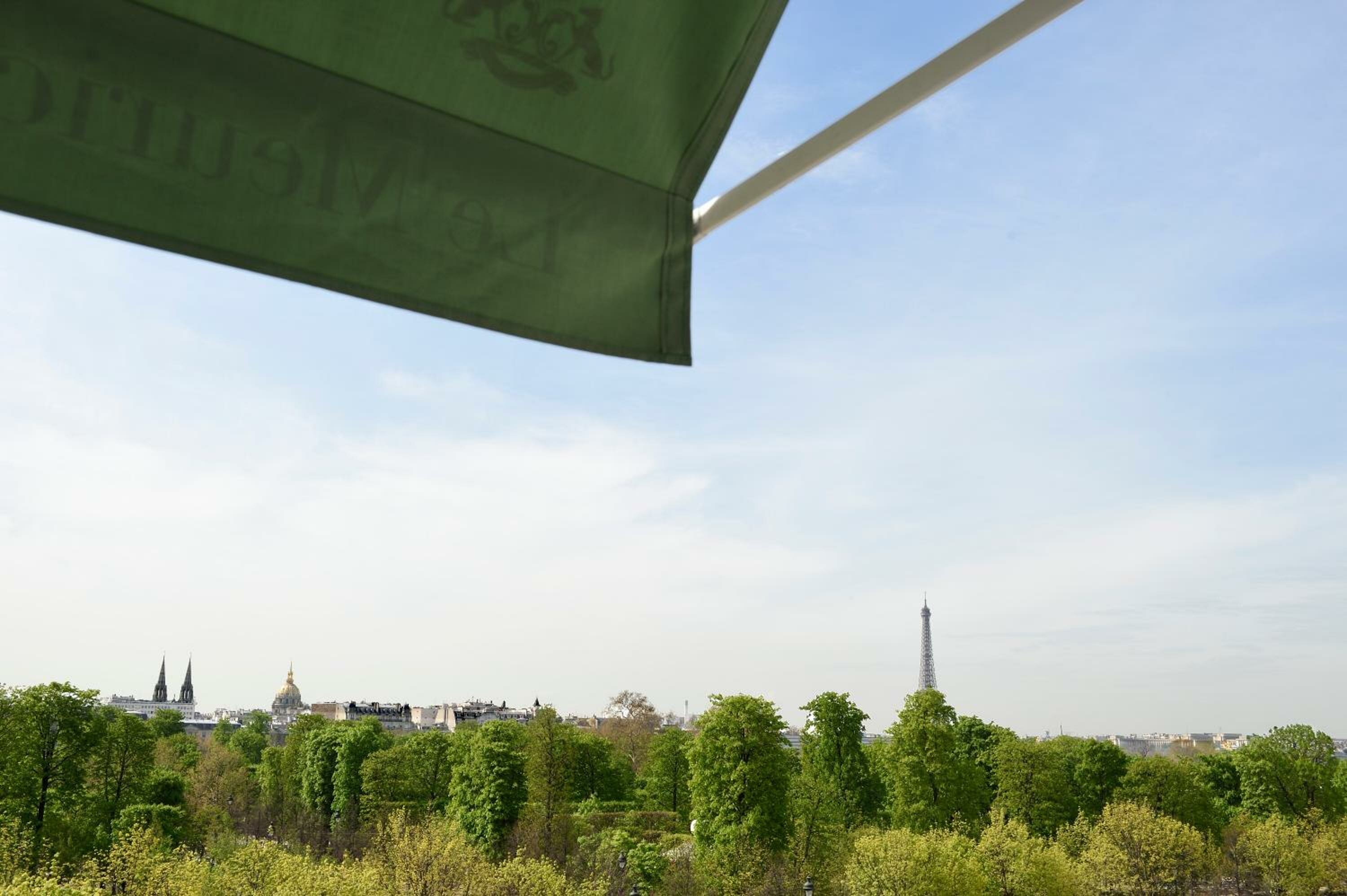 Executive Suite, Eiffel view