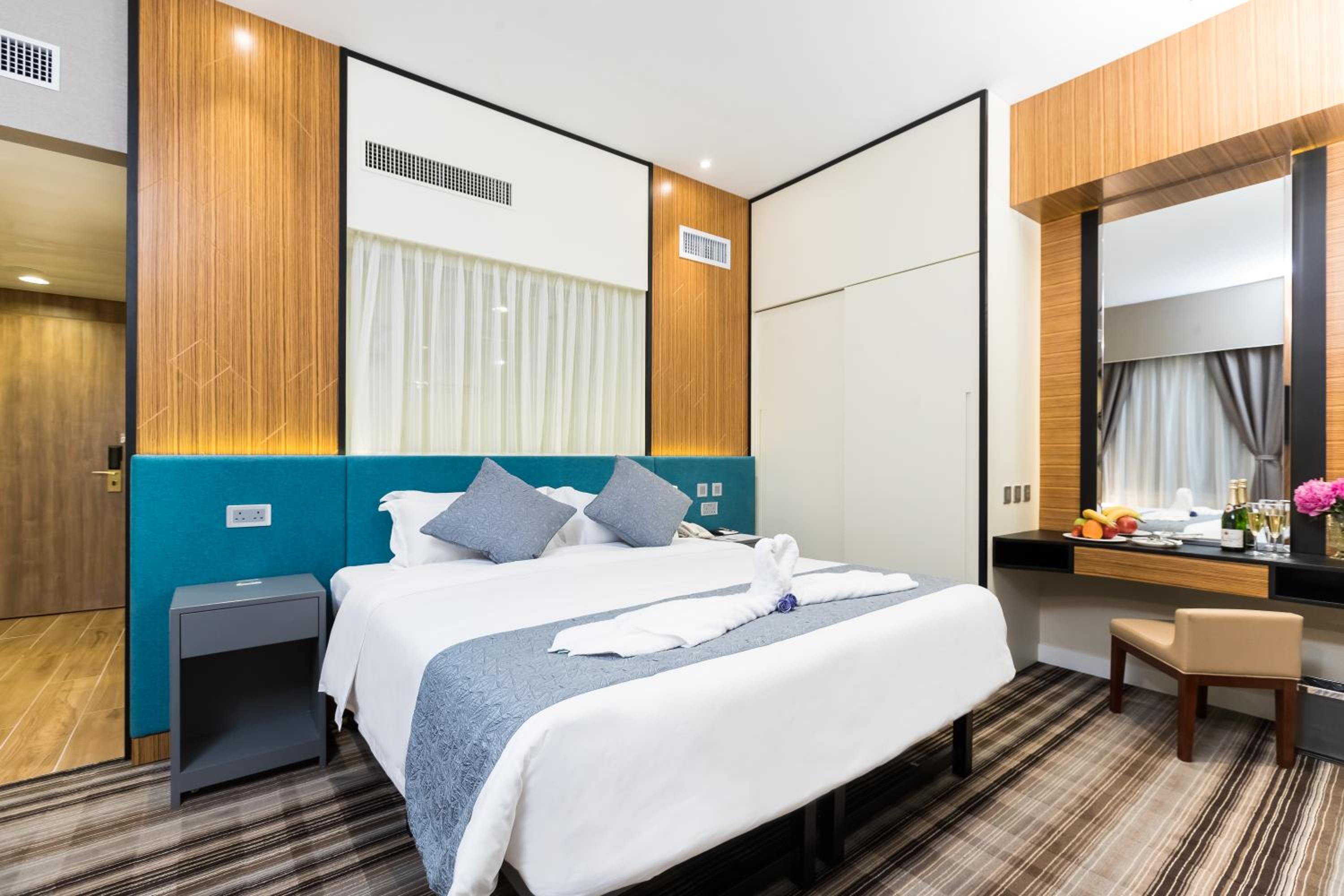 Premier Harbourview Suite