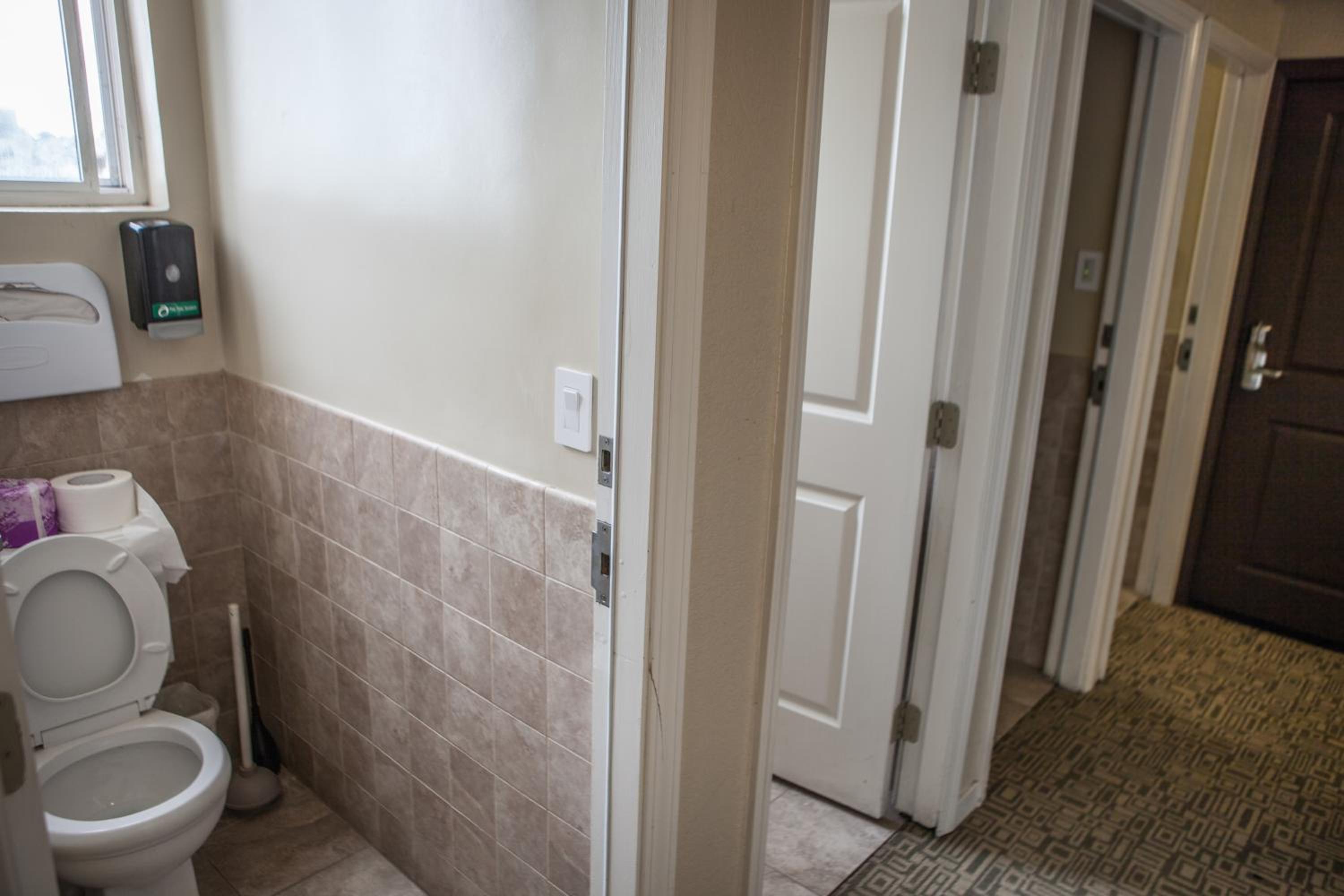 Standard Queen Room With Shared Bathroom