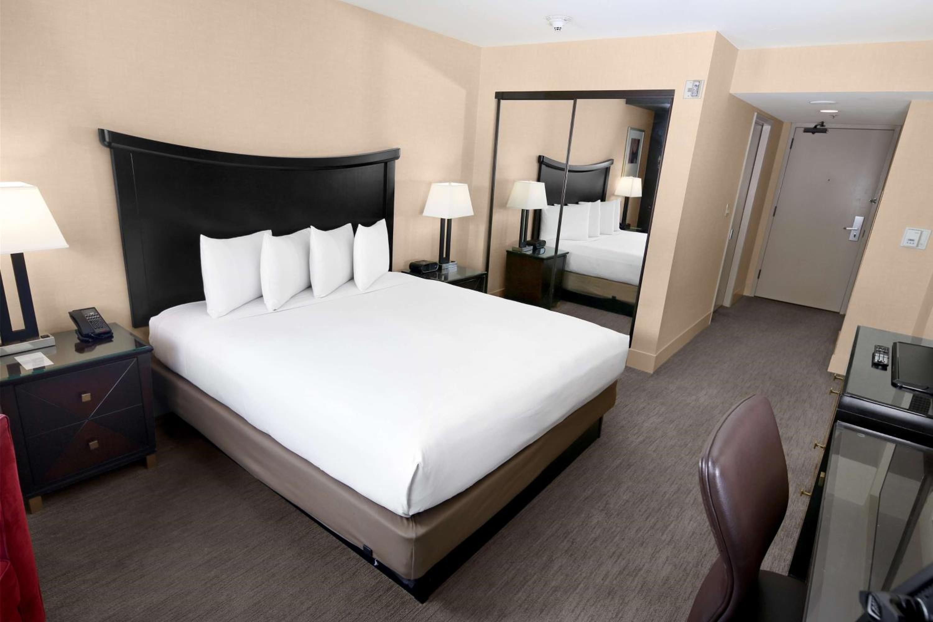 Skyline View - One King Bed Mobility/Hearing Accessible Tub