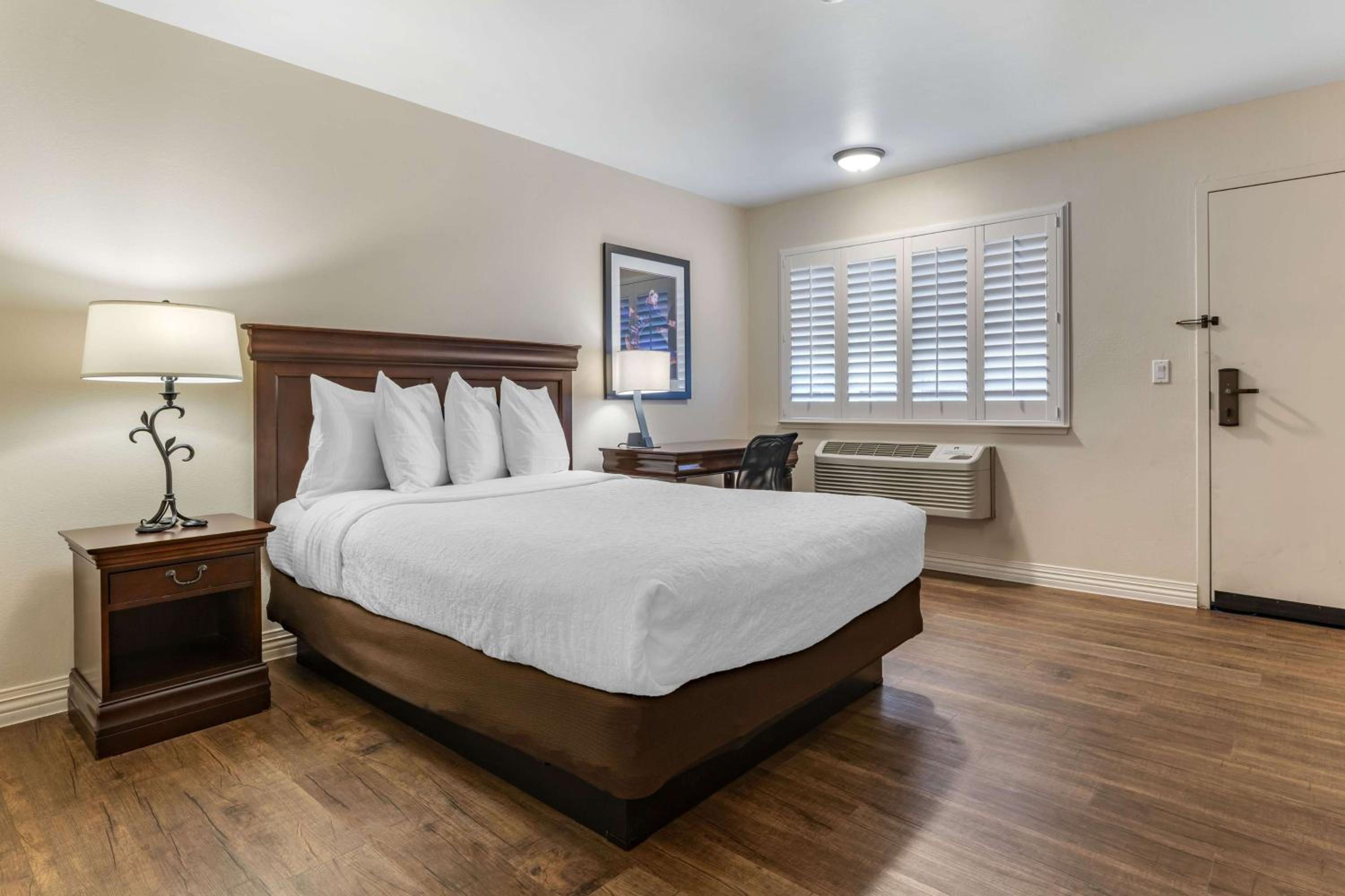 Queen Room - Disability Access - Non-Smoking