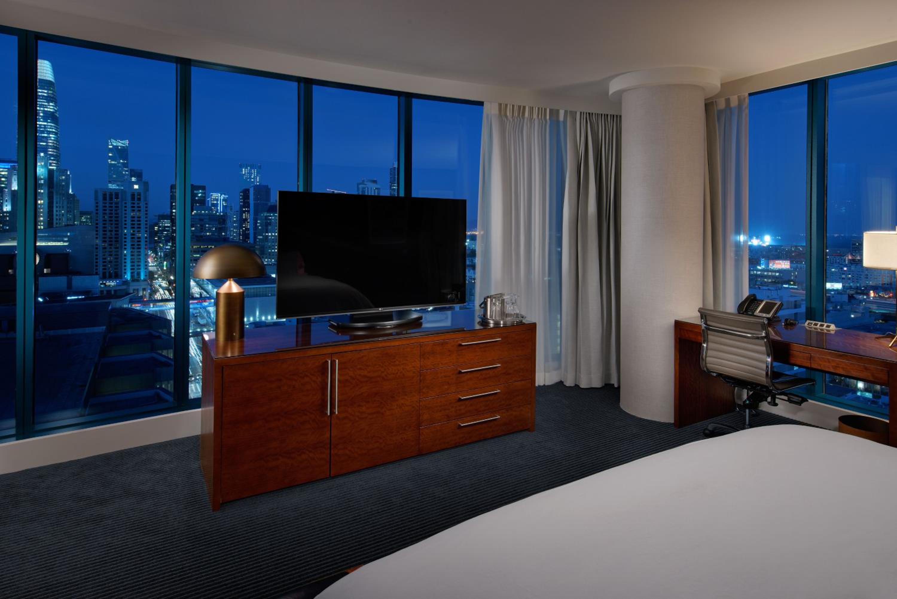 Corner King Room with City View