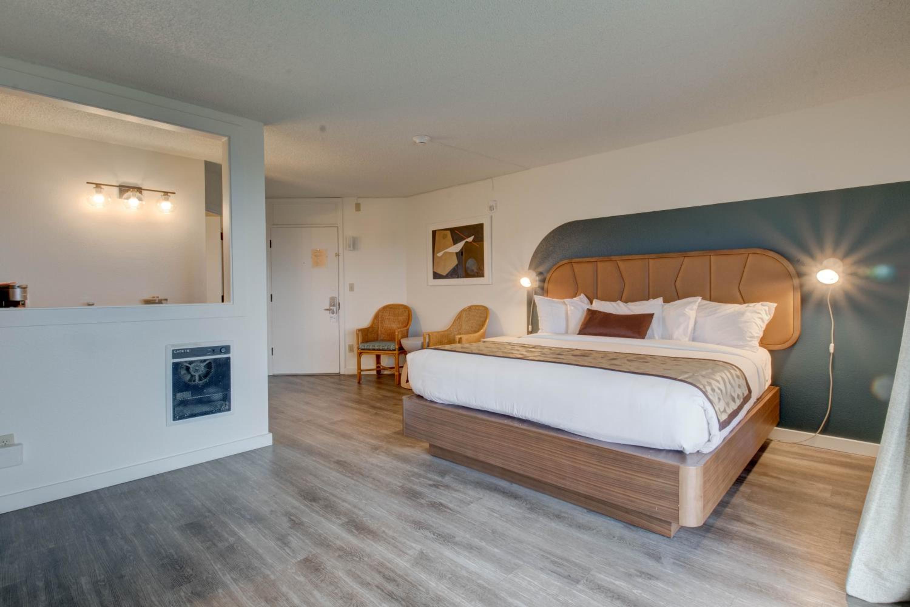 King Room with Balcony and Ocean View - Pet Friendly