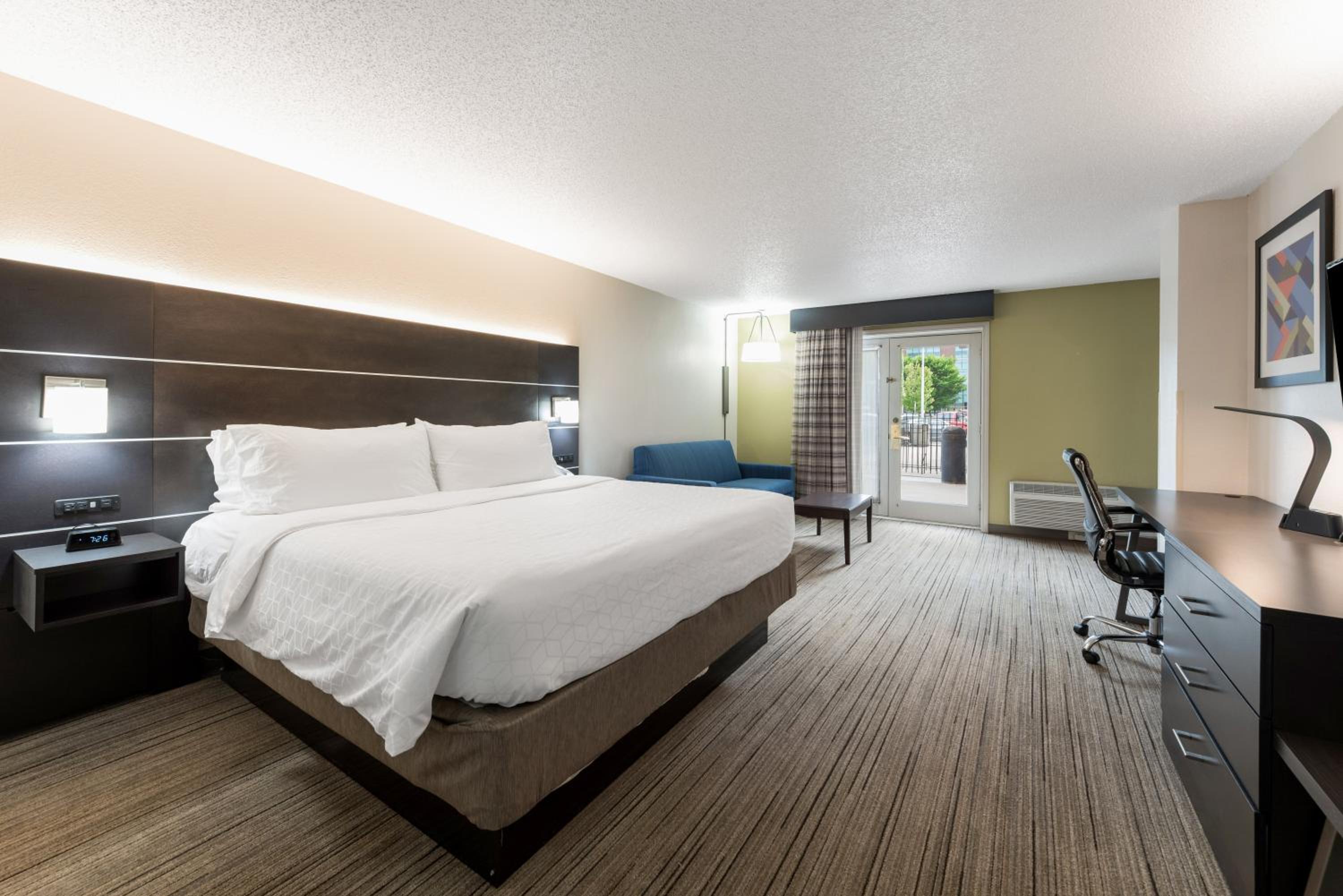 Standard Queen Room with Two Queen Beds and Pool View