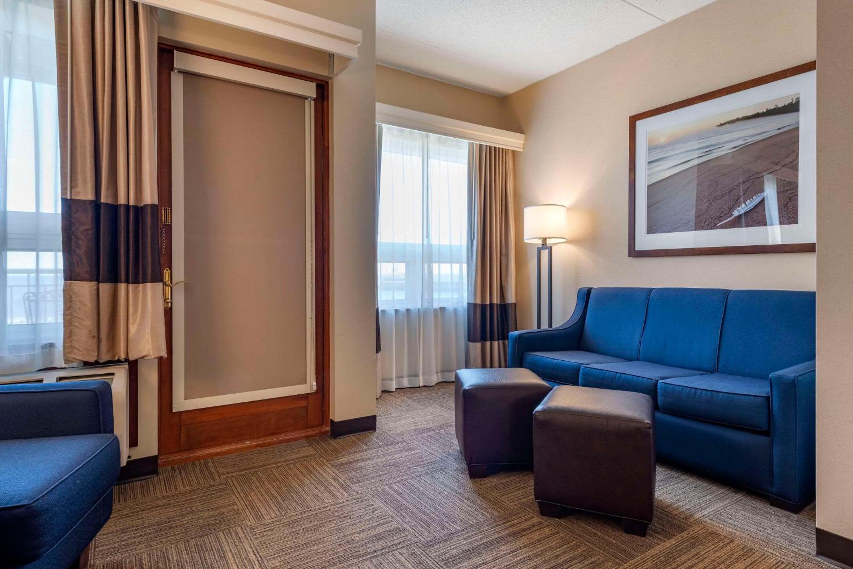 Queen Suite with Sofa Bed and Balcony - Lake View