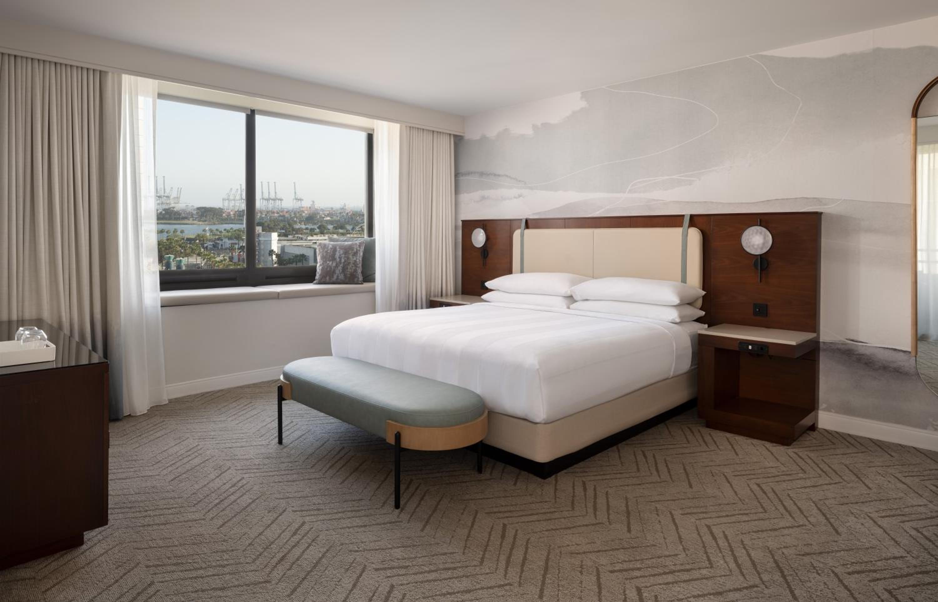 Guest room, 1 King, Harbor view, Corner room, Balcony