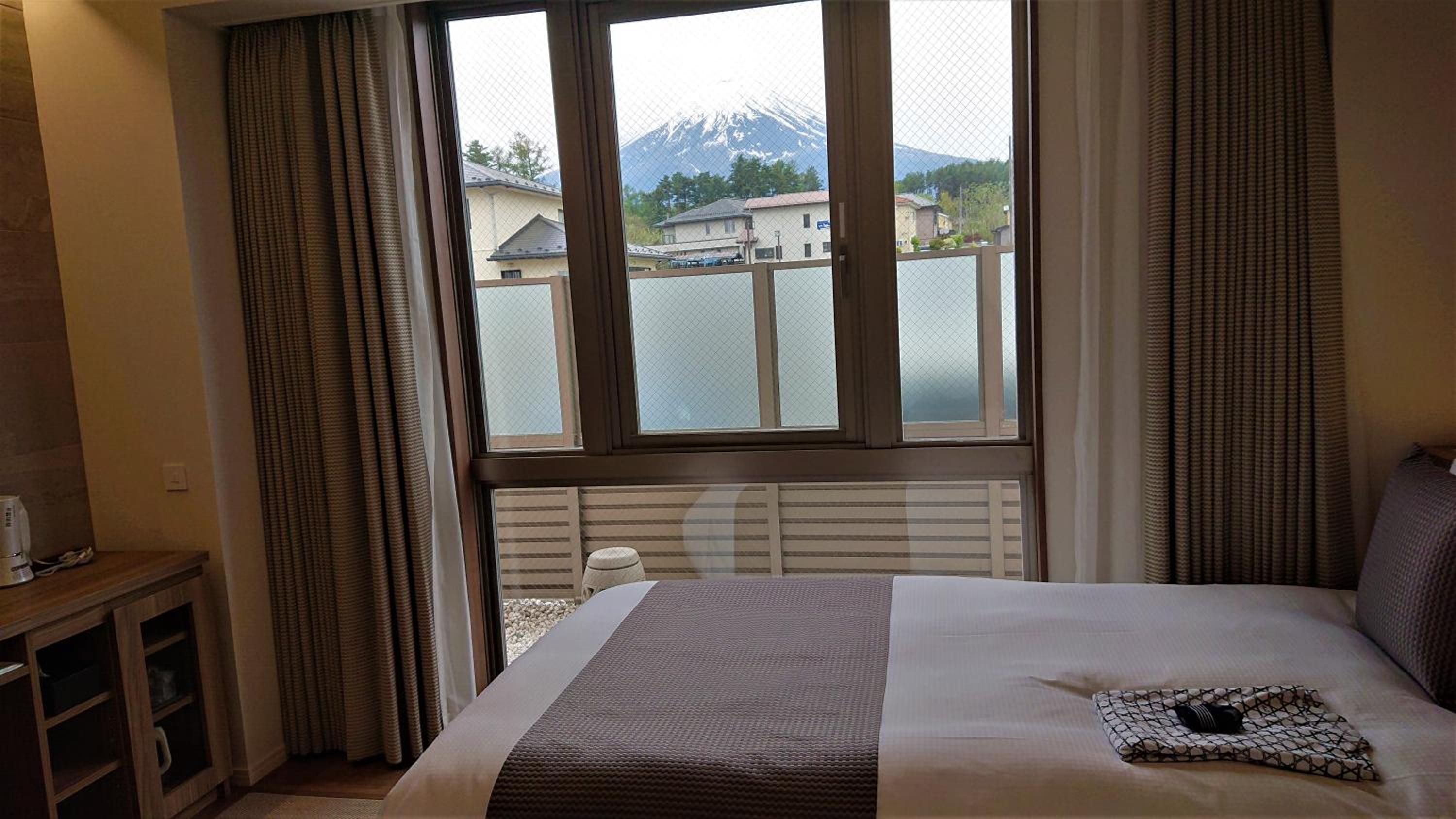 Standard Twin Room with Mountain View