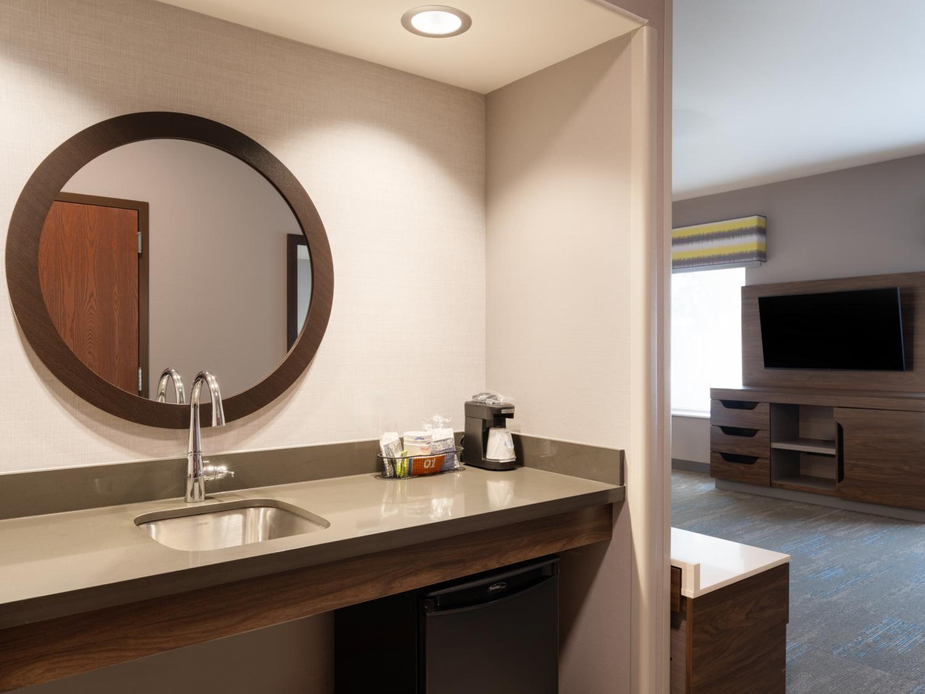King Room with Roll-In Shower - Mobility/Hearing Accessible