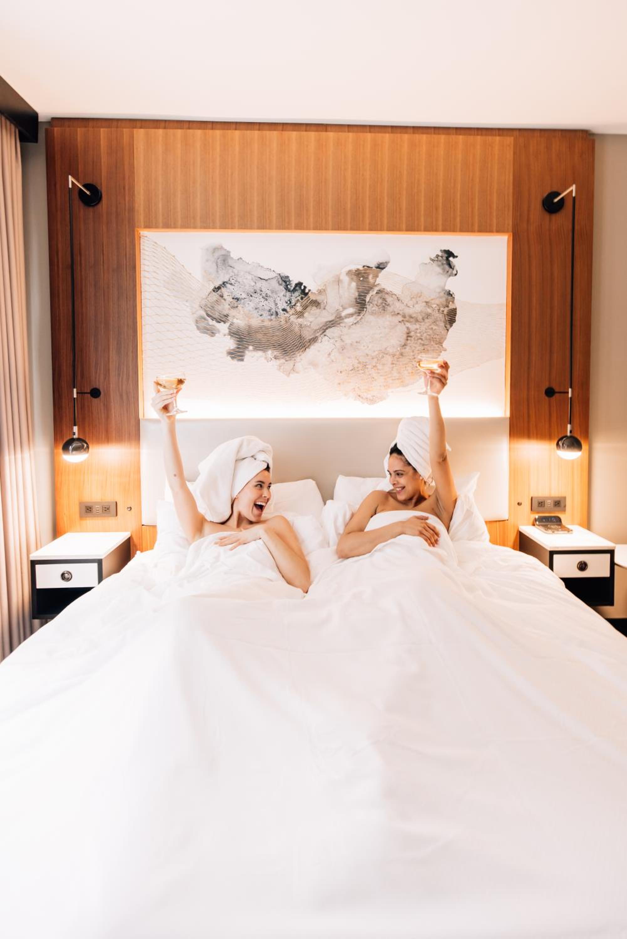 King Room - Mobility Access/Roll in Shower - Non-Smoking