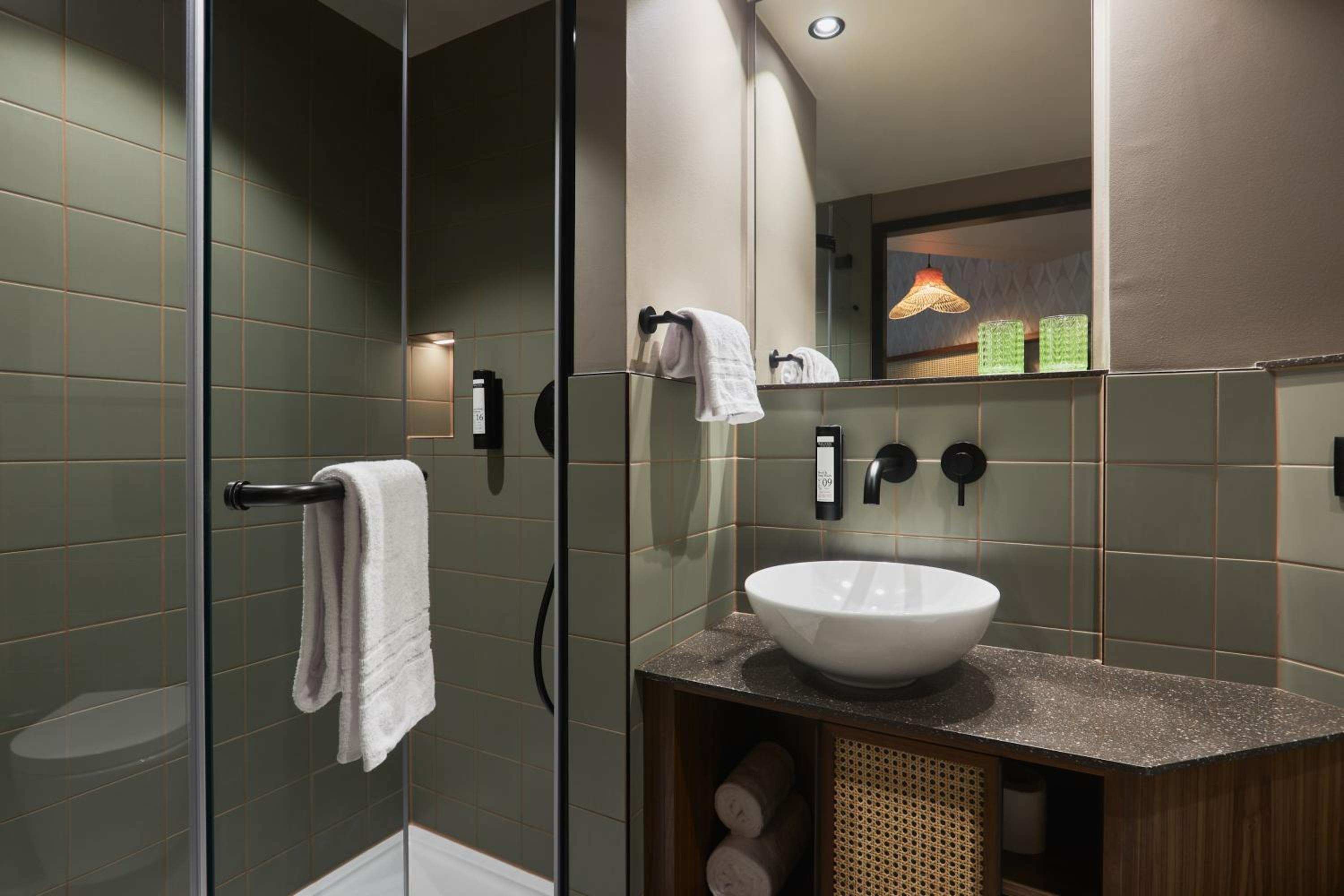 Deluxe Double Room (Roomy)