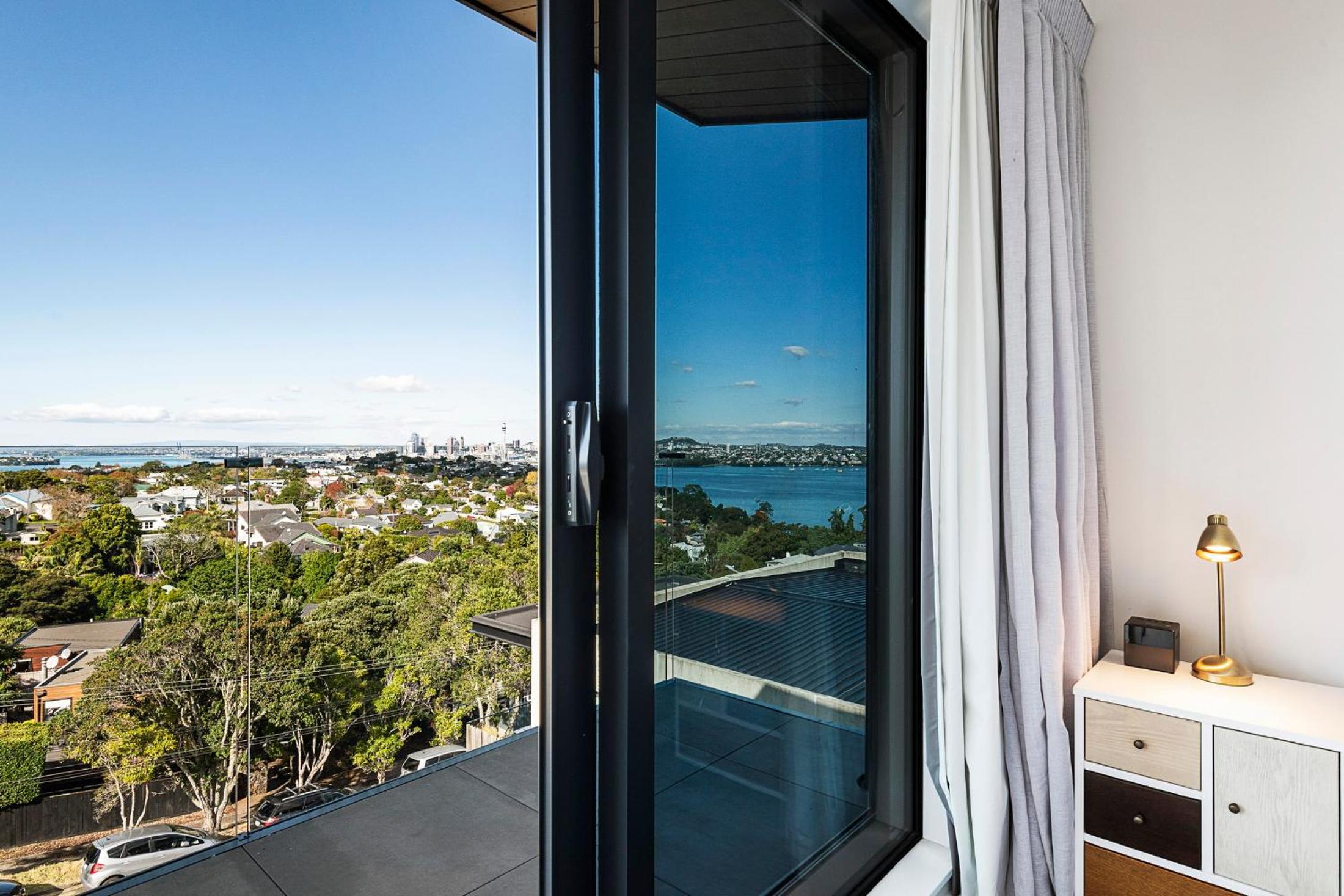 TWO-BEDROOM EXECUTIVE SUITE WITH CITY VIEWS (King+Queen)