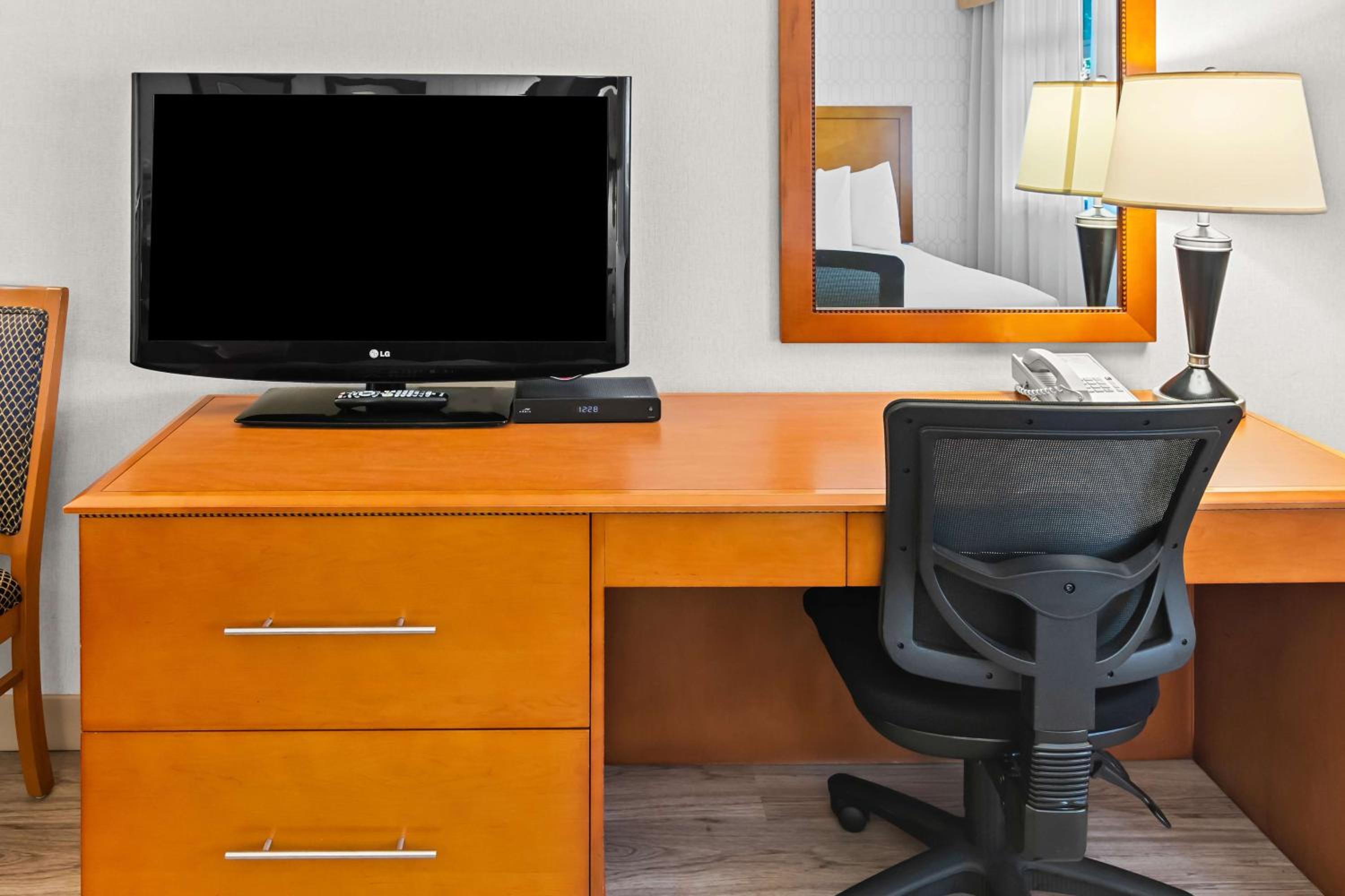 Queen Room with Sofa Bed and Kitchenette - Pet Friendly/Non-Smoking