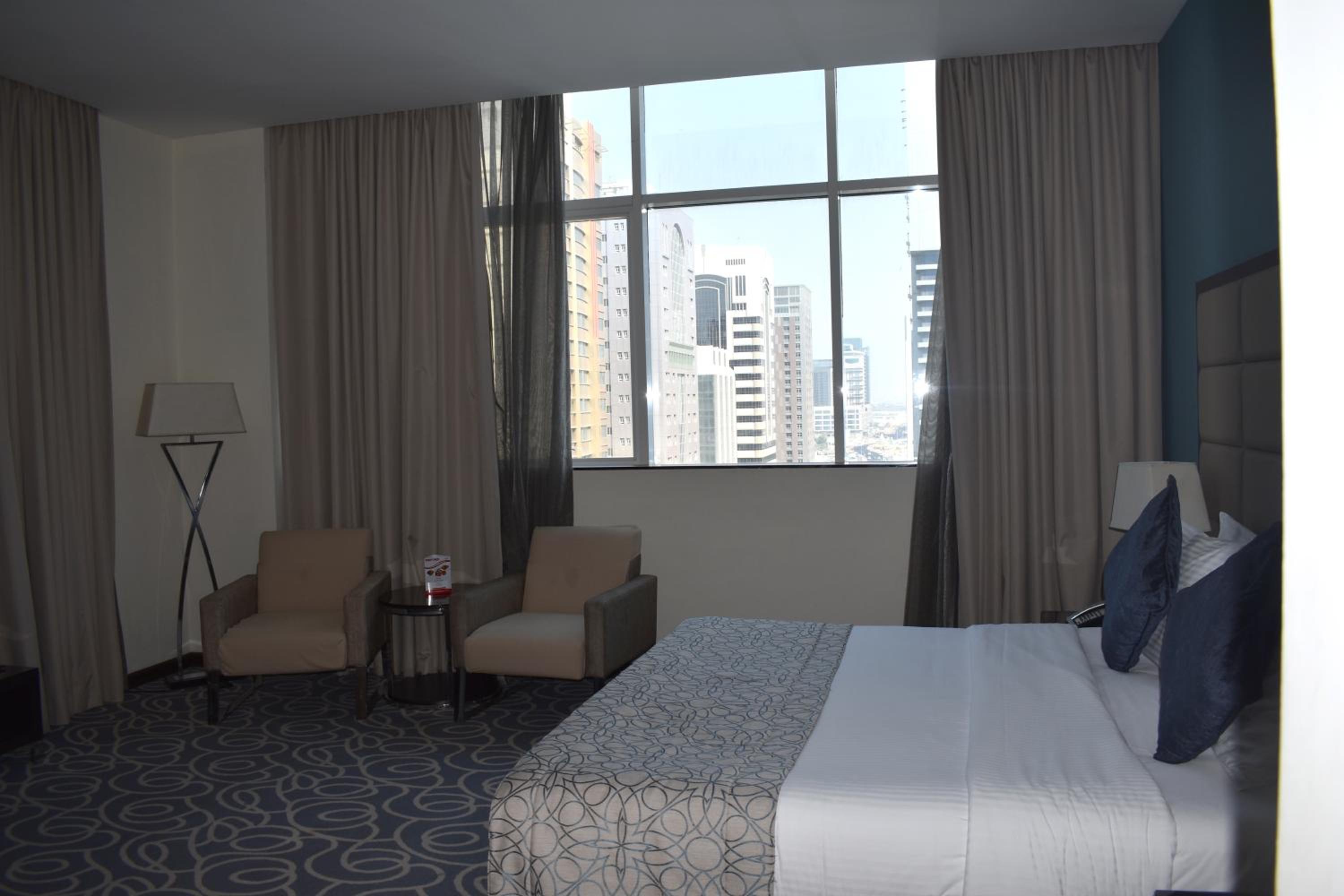 Deluxe King Room with City View