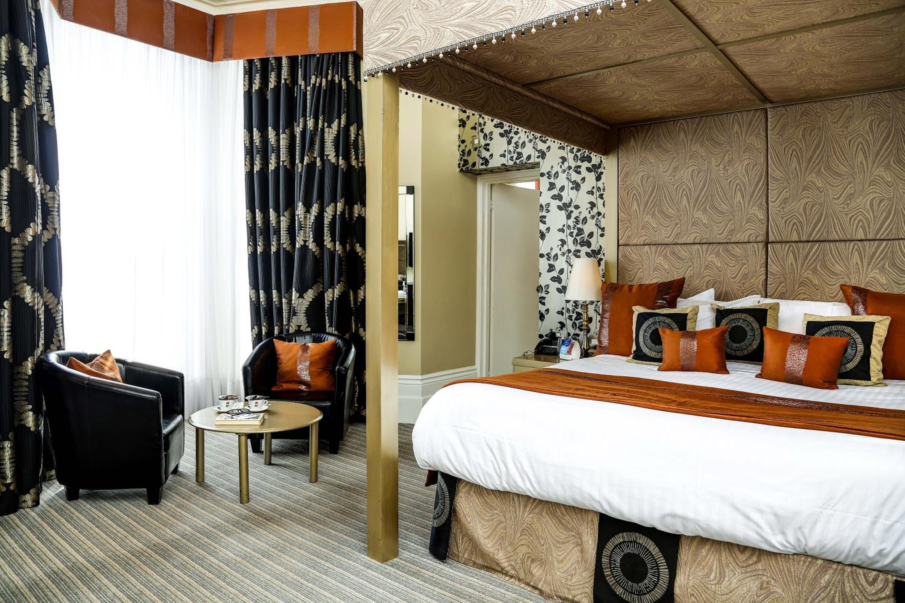 Deluxe King Room with King Bed and View - Non-Smoking