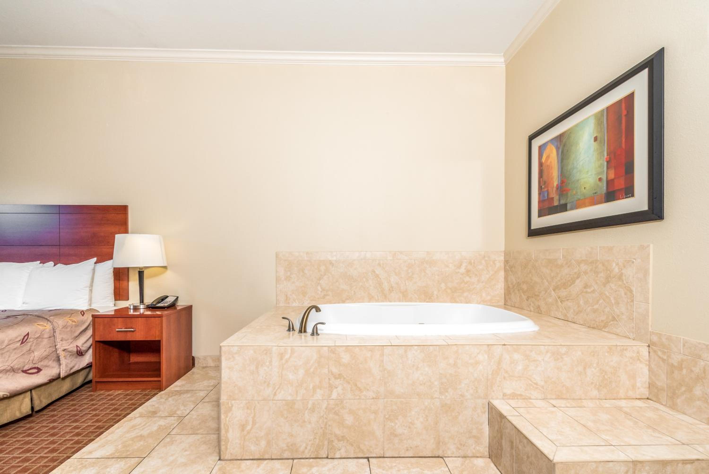 King Suite with Jetted Tub - Non-Smoking