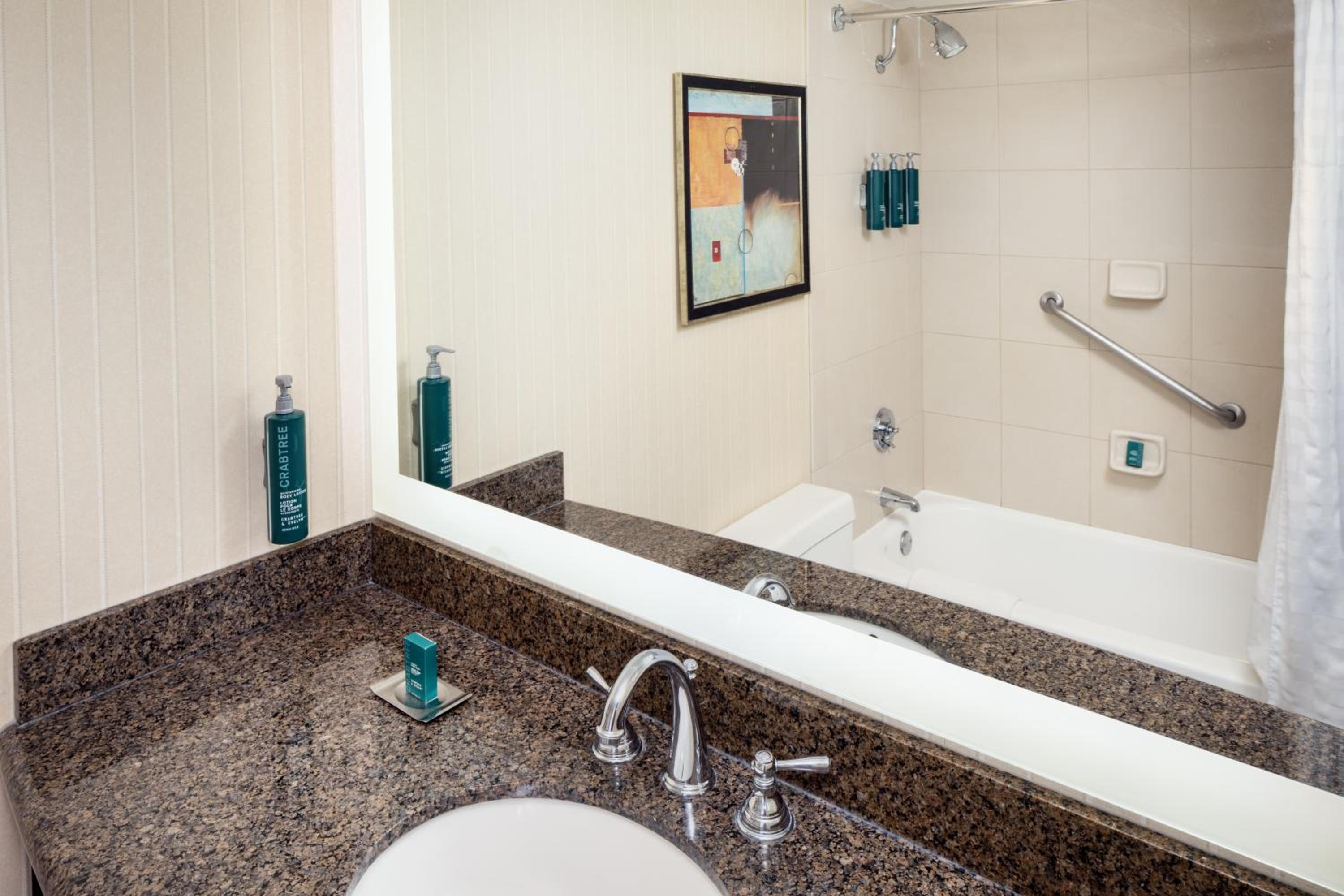 Queen Room with Bath Tub - Mobility Accessible