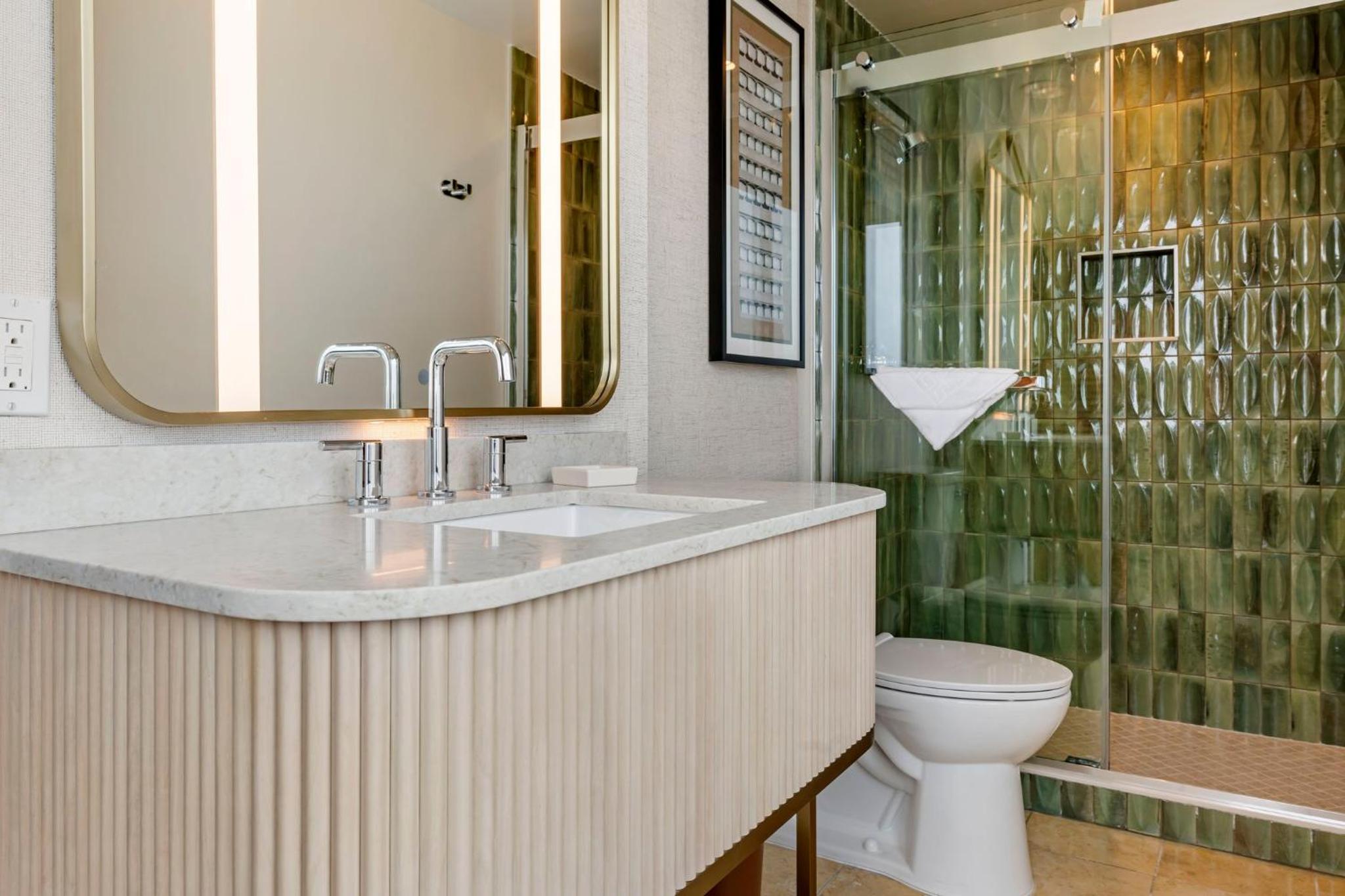 Spacious One Bedroom Suite with King Bed - Bay View