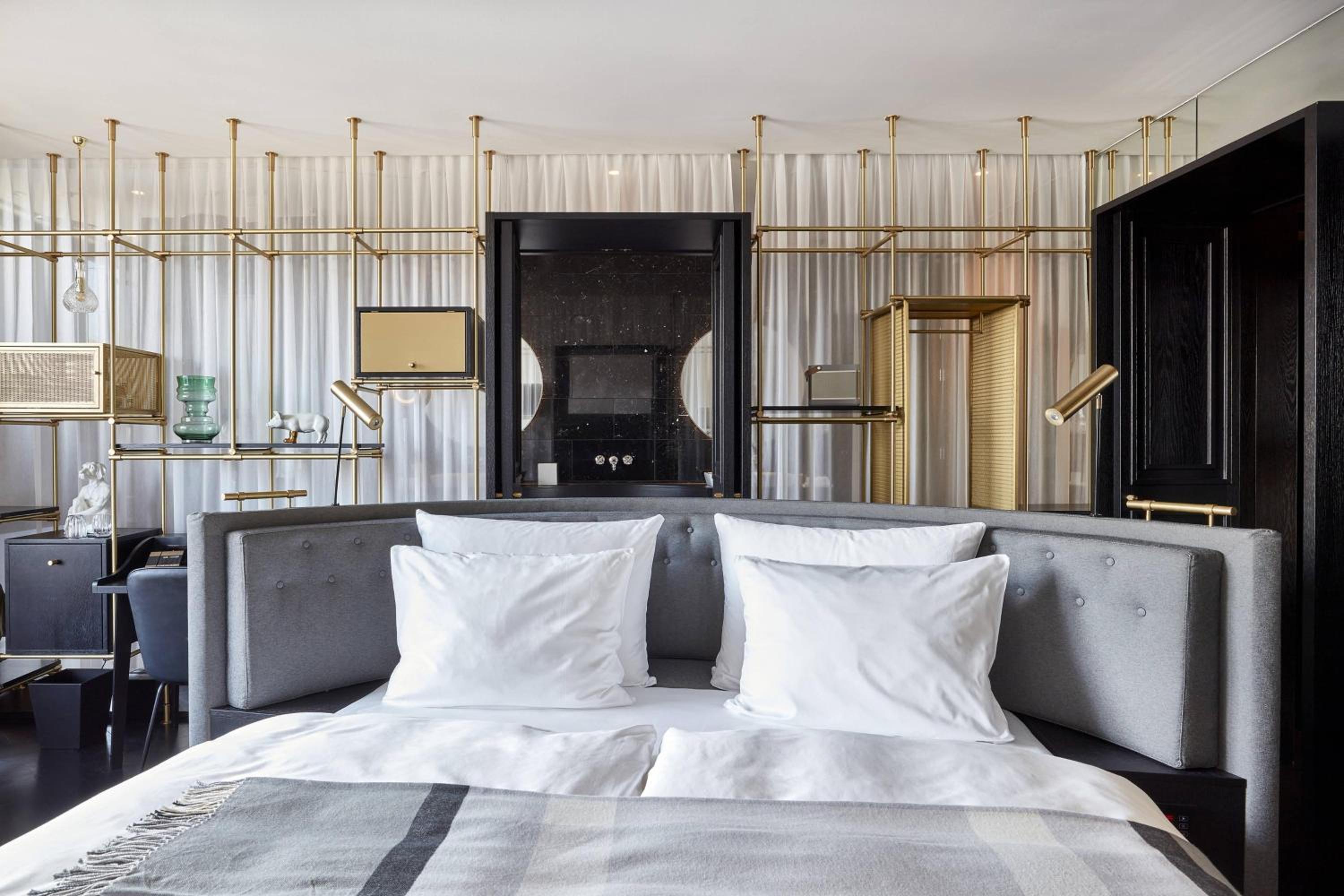 Deluxe Suite, Suite, 1 King, Balcony