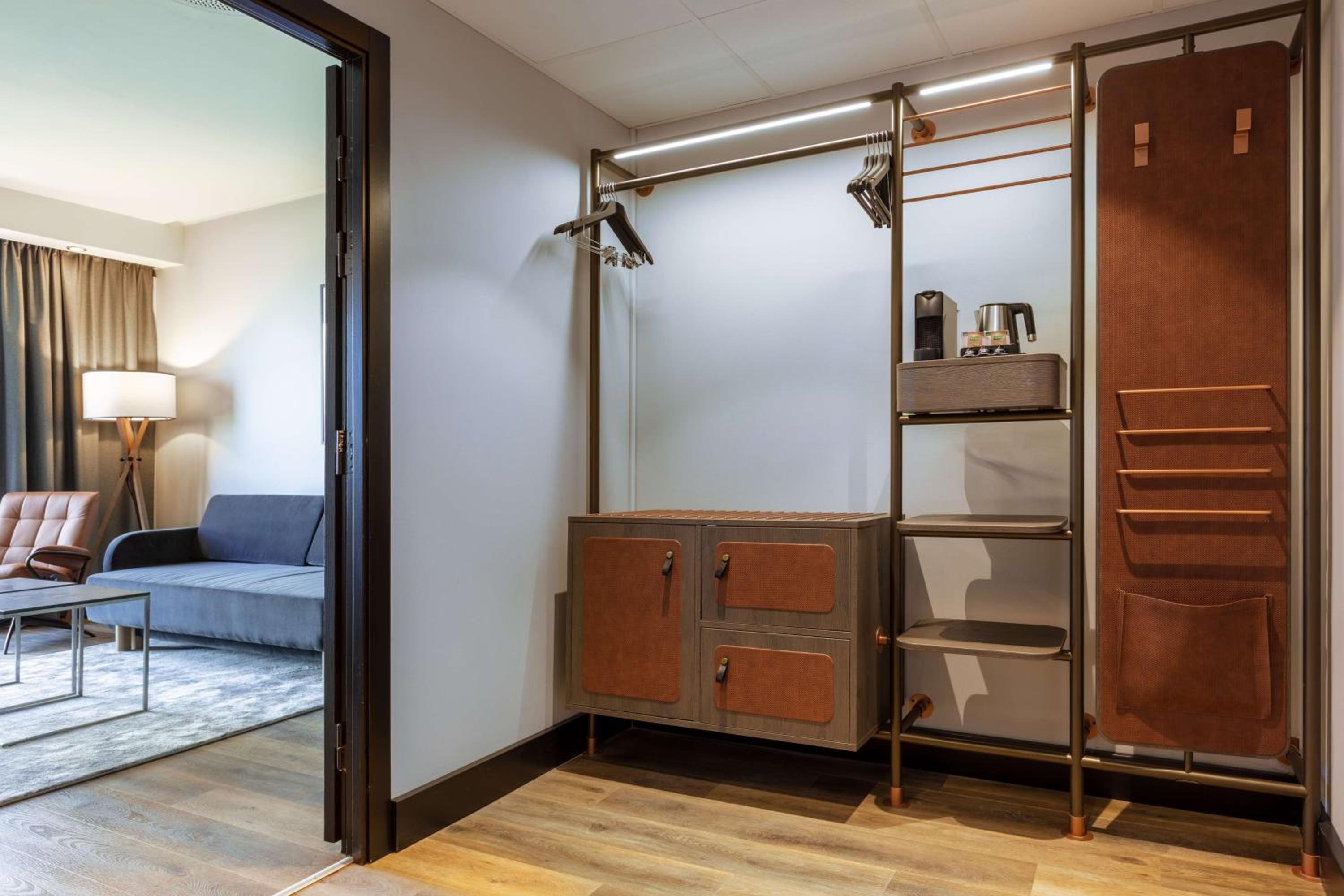 Suite with Skyline and Lake View