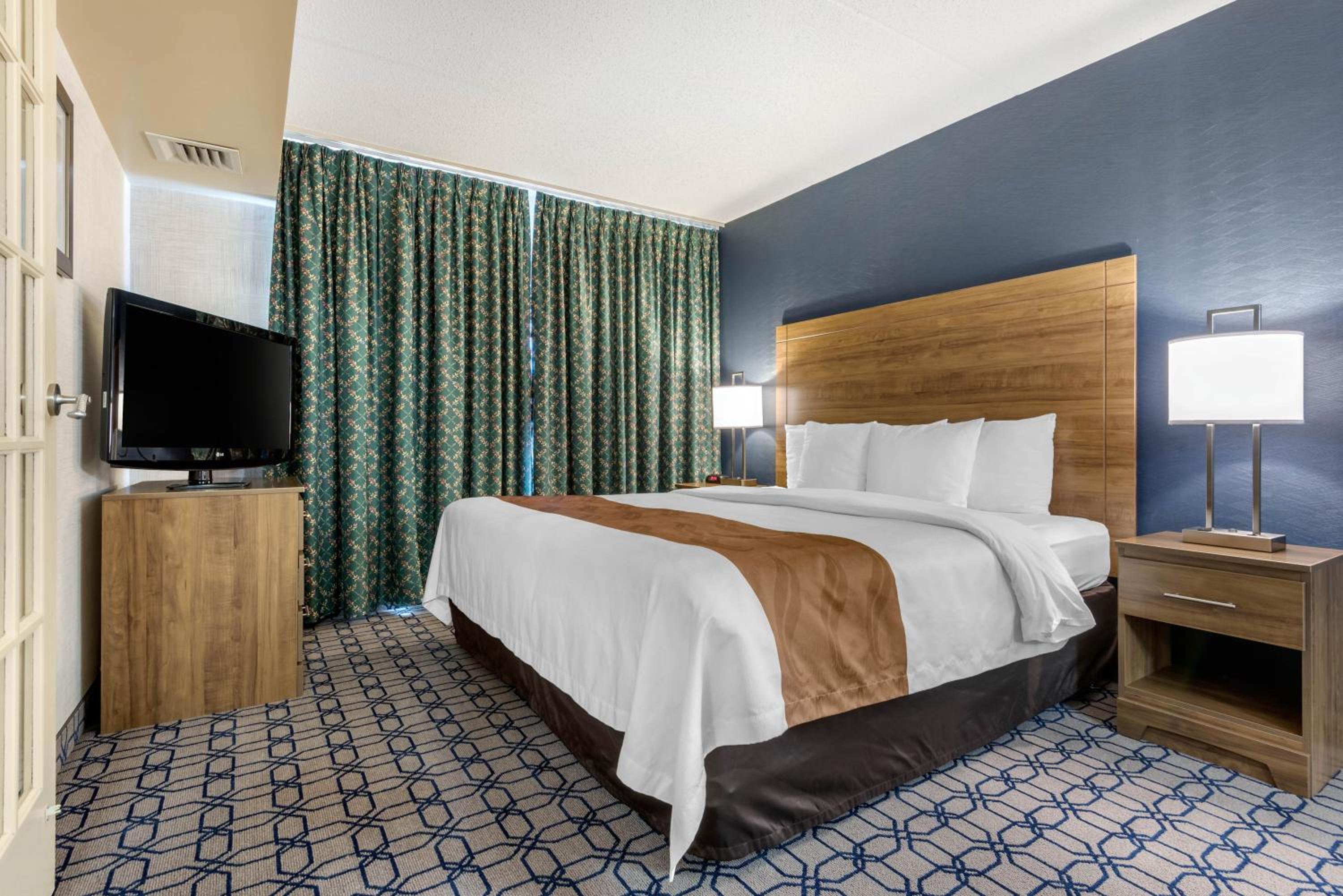 King Suite - Non-Smoking